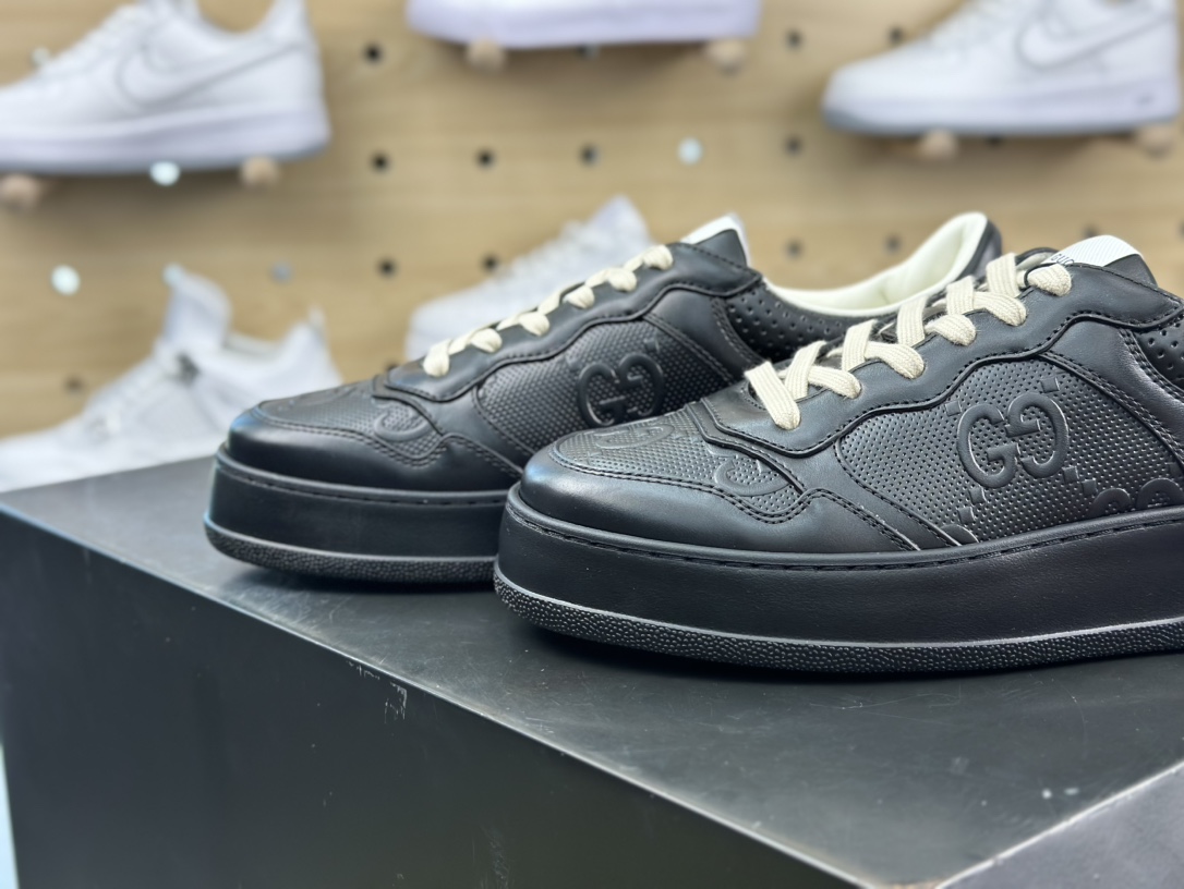 古驰/GUCCI Embossed Platform With Chunky Sneaker 厚底系列低帮松糕百搭皮革休闲运动小白板鞋“冲孔皮革全黑金GG印花压纹”669582 1XL10 1000