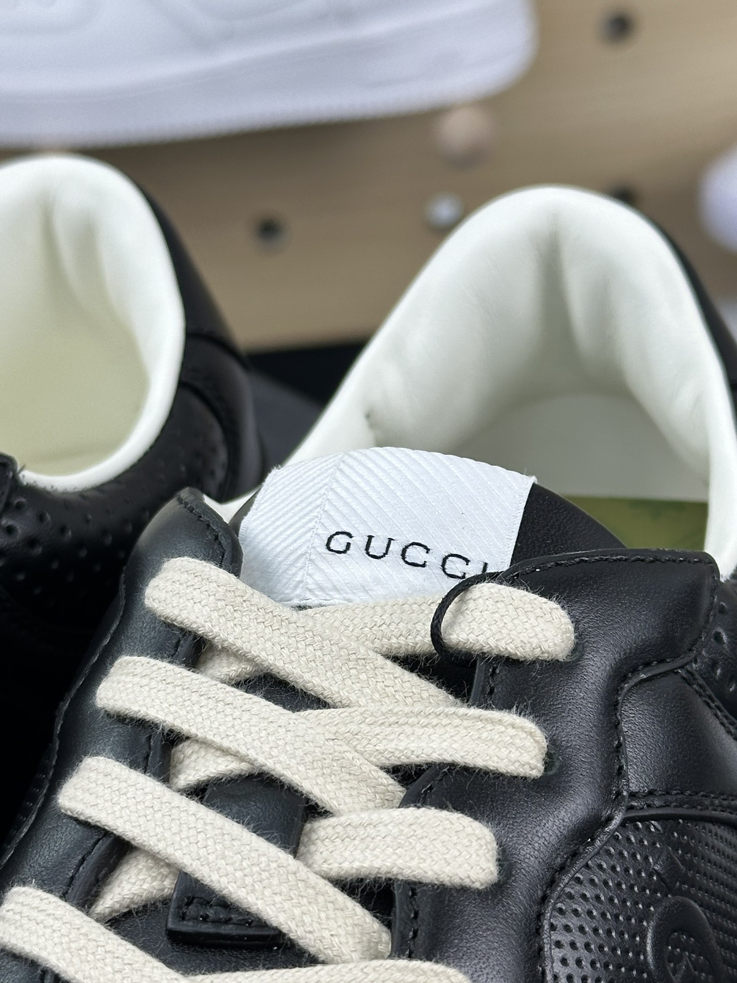 古驰/GUCCI Embossed Platform With Chunky Sneaker 厚底系列低帮松糕百搭皮革休闲运动小白板鞋“冲孔皮革全黑金GG印花压纹”669582 1XL10 1000