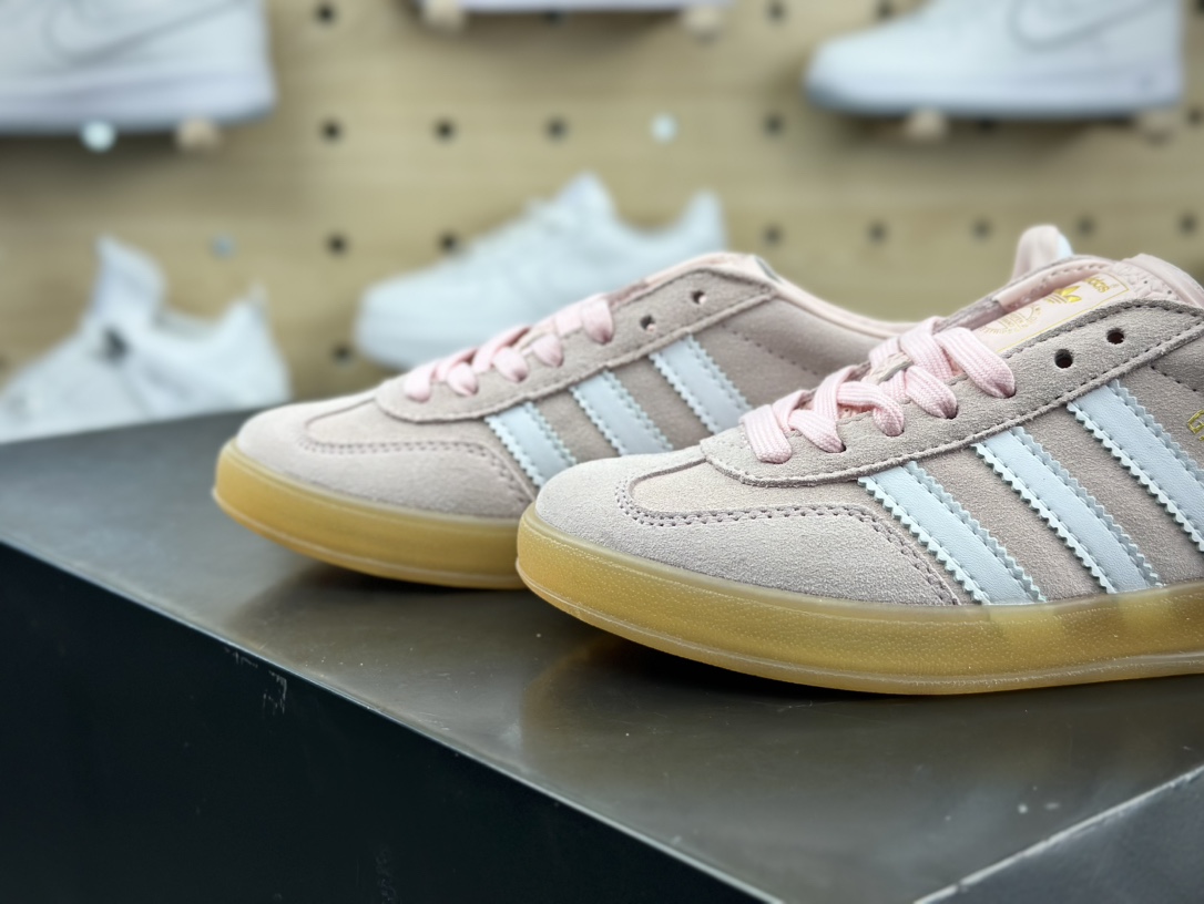 阿迪达斯Adidas Gazelle Indoor Trainers 羚羊内训系列低帮板鞋“翻毛粉色空间生胶底”IH5484