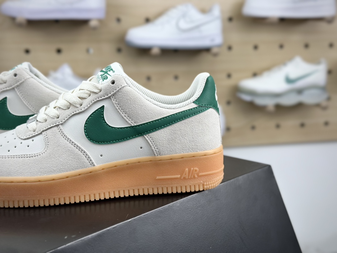 耐克Nike Wmns Air Force 1'07 Low”Phantom/Malachite”空军一号低帮板鞋“米白深绿生胶底”FQ8714-001