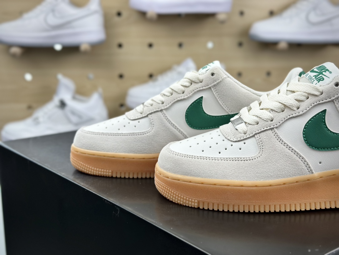 耐克Nike Wmns Air Force 1'07 Low”Phantom/Malachite”空军一号低帮板鞋“米白深绿生胶底”FQ8714-001