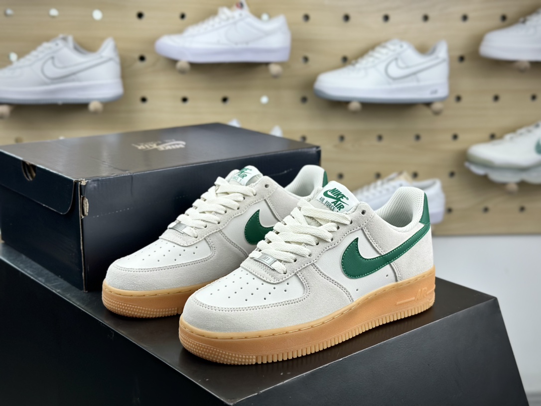 耐克Nike Wmns Air Force 1’07 Low”Phantom/Malachite”空军一号低帮板鞋“米白深绿生胶底”FQ8714-001