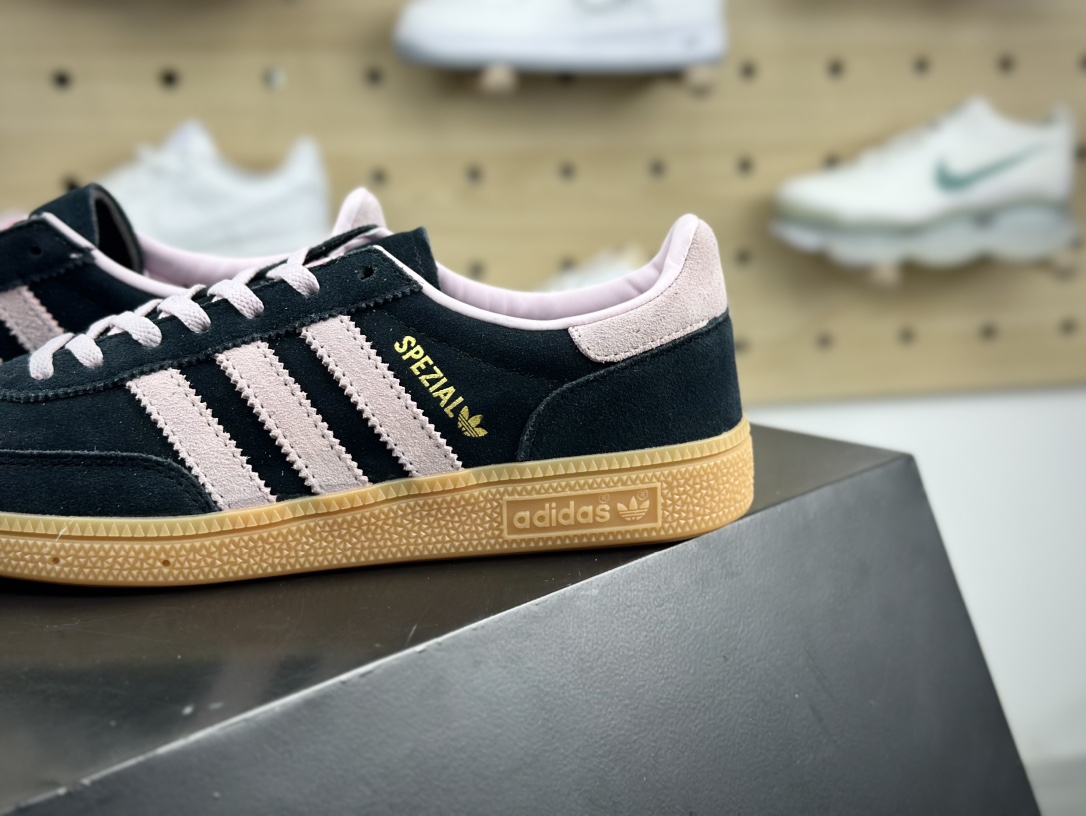 阿迪达斯Adidas Originals Handball SPZL 手球运动员板鞋“翻毛黑少女粉焦糖底”IE5897