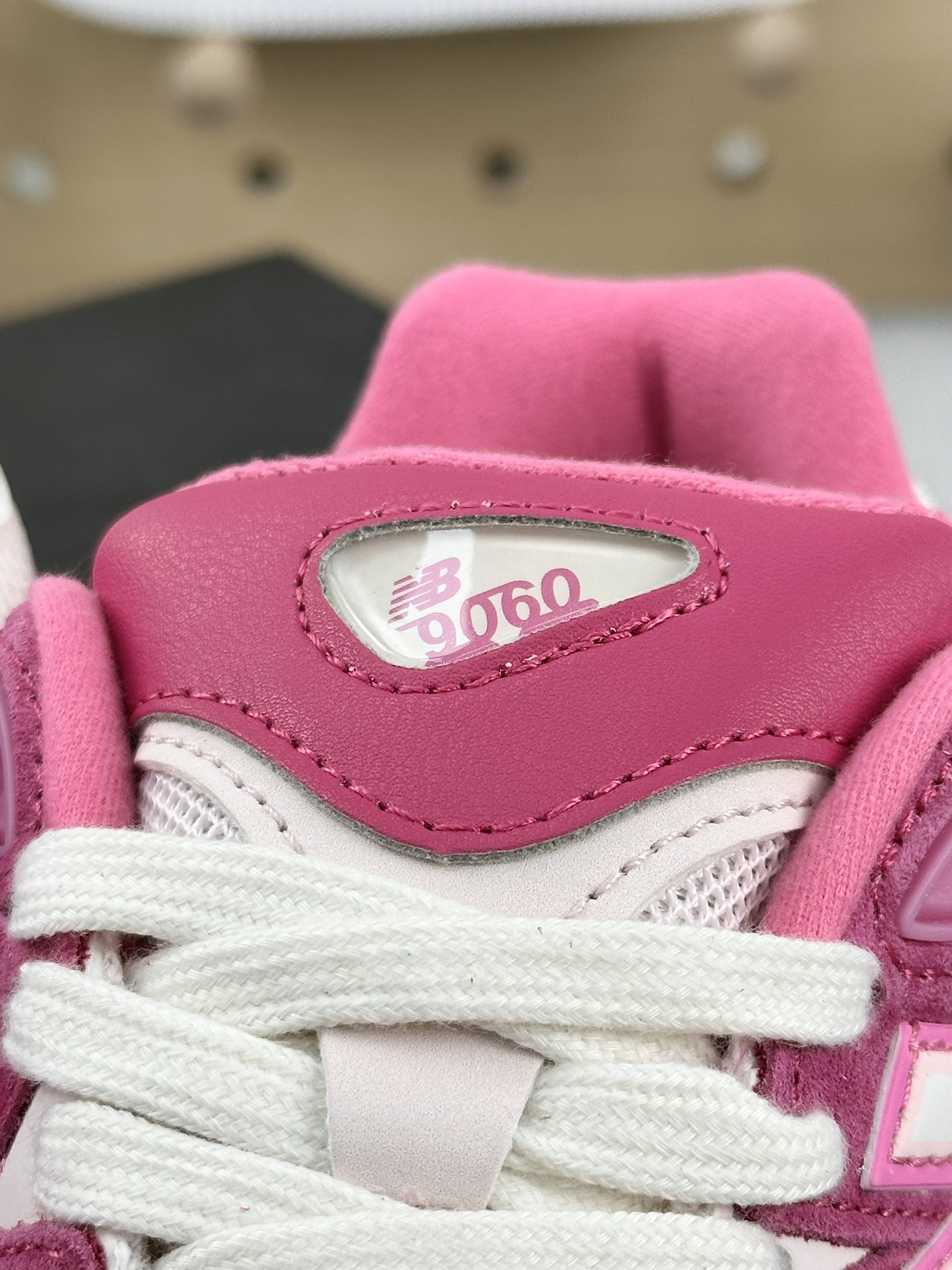 新百伦New Balance 9060”Rose Pink”系列复古跑步鞋“玫粉米白”U9060FP