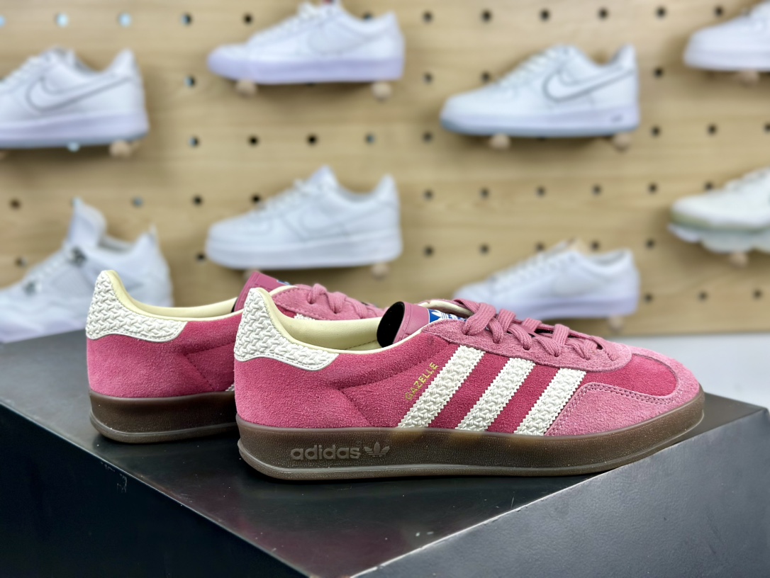 阿迪达斯Adidas Gazelle Indoor Trainers 羚羊内训系列低帮板鞋“翻毛树莓粉白焦糖底”IF1809