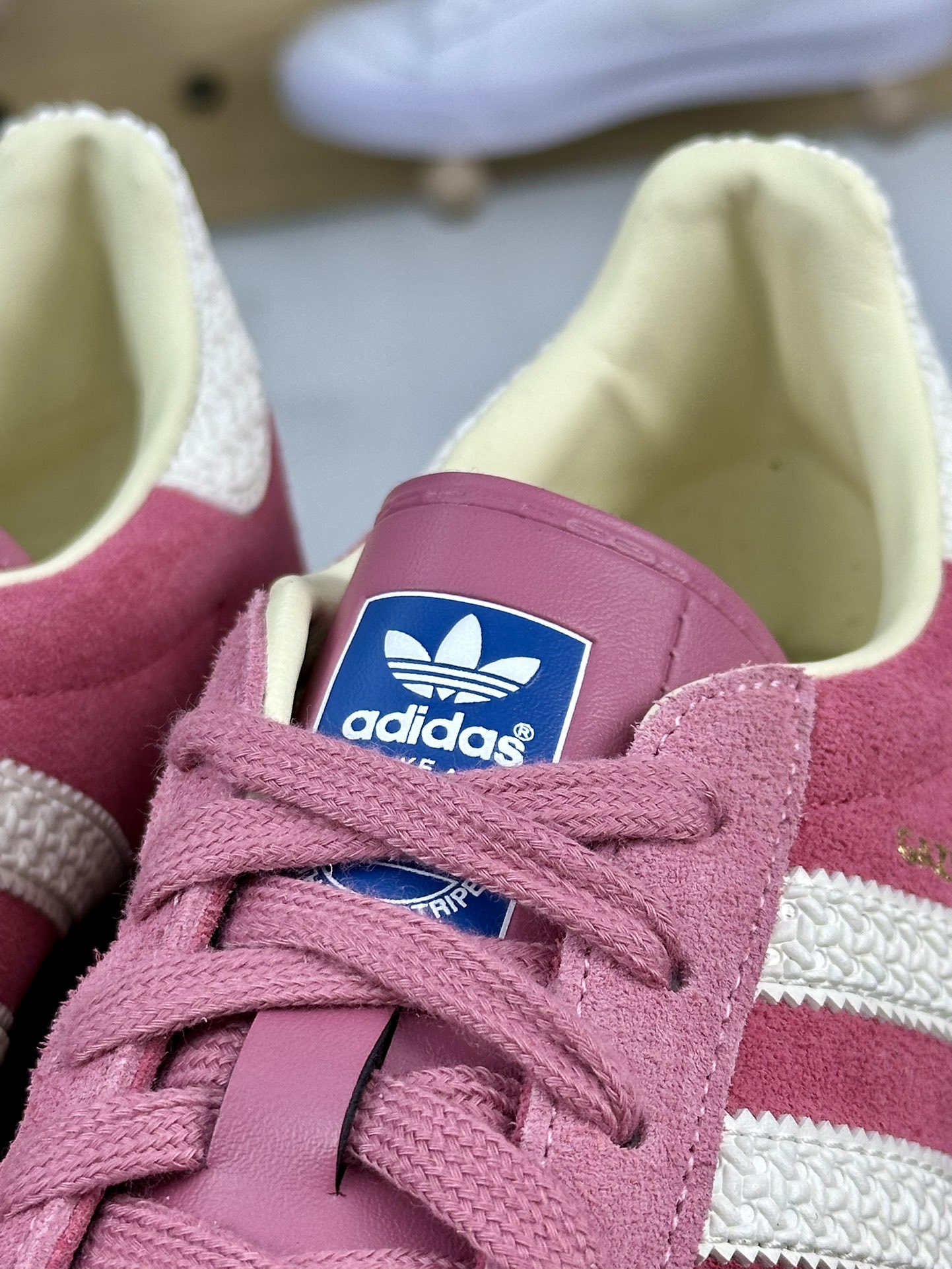 阿迪达斯Adidas Gazelle Indoor Trainers 羚羊内训系列低帮板鞋“翻毛树莓粉白焦糖底”IF1809