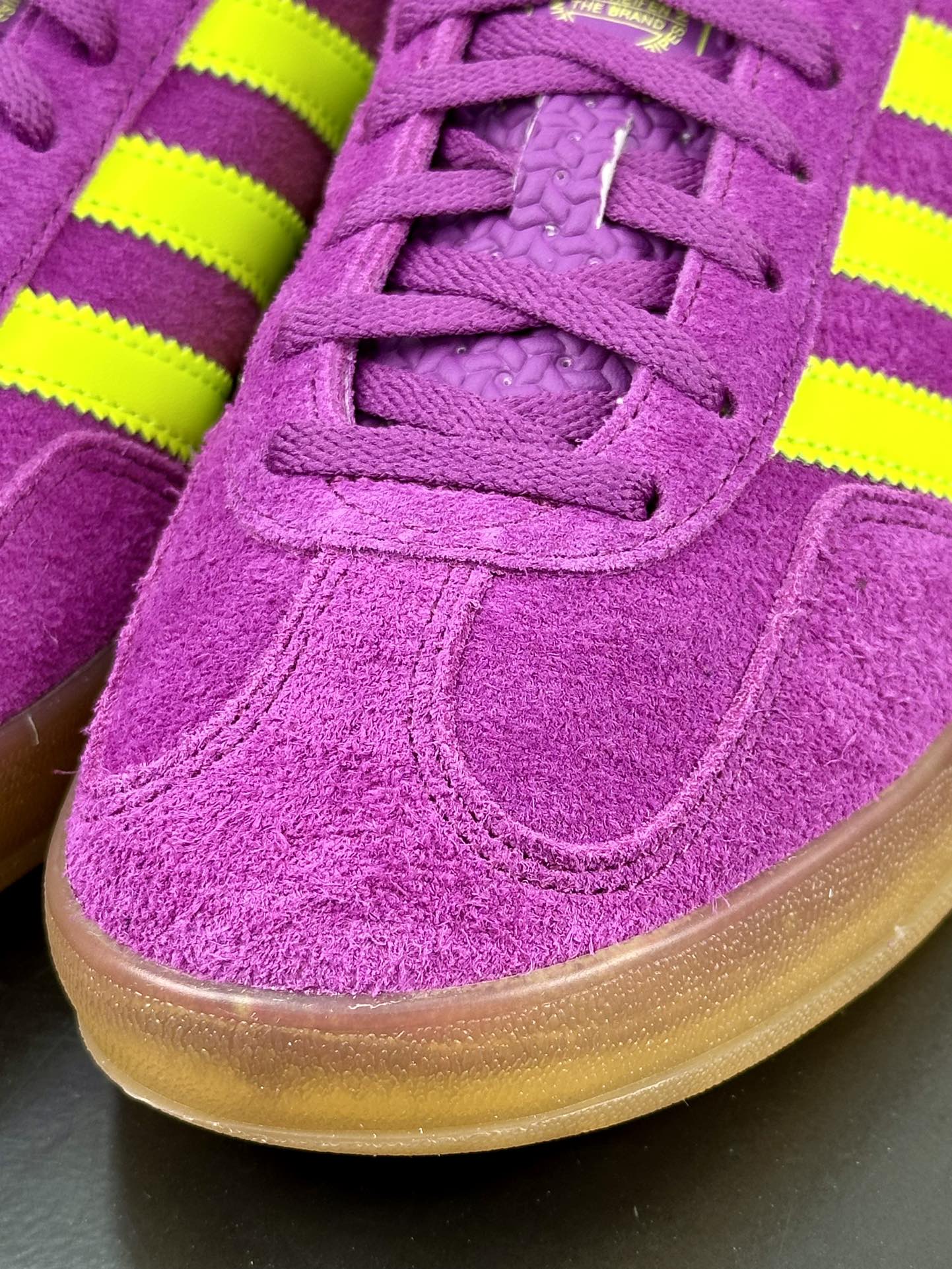 阿迪达斯Adidas Gazelle Indoor Trainers 羚羊内训系列低帮板鞋“深紫荧光黄生胶底”HQ8715