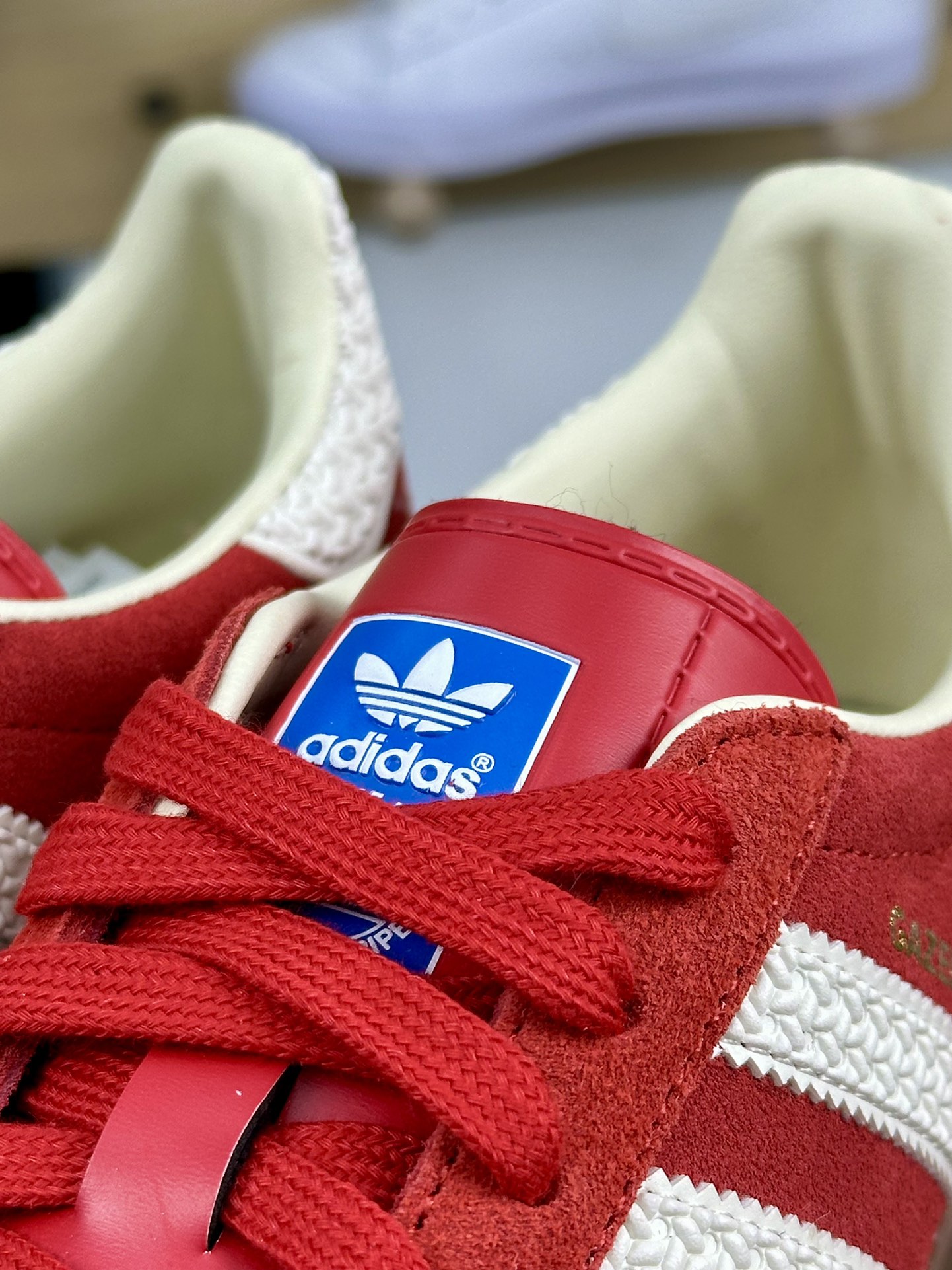 阿迪达斯Adidas Gazelle Indoor Trainers 羚羊内训系列低帮板鞋“翻毛红白生胶底”IF1808