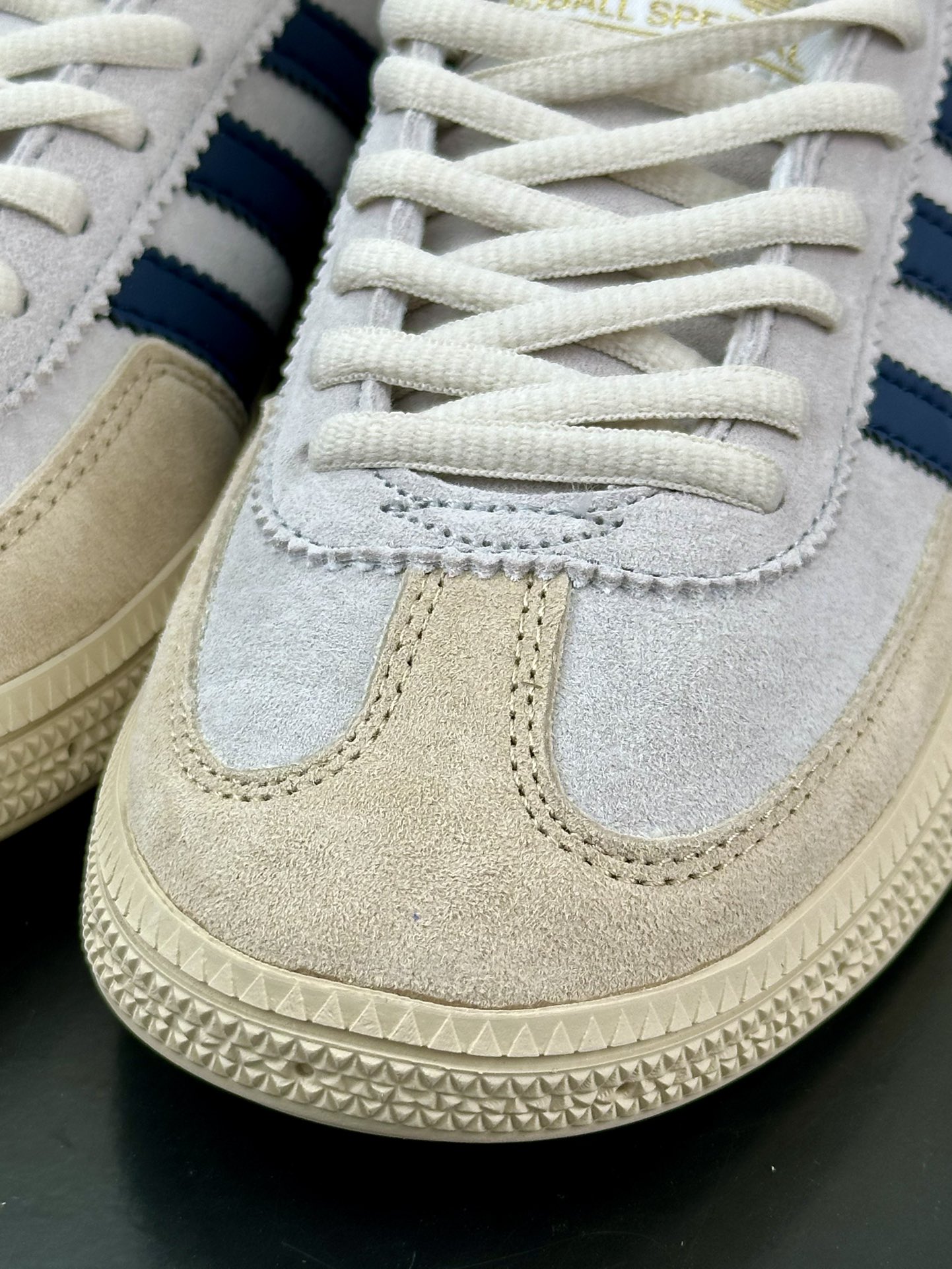 阿迪达斯Adidas Originals Handball SPEZIAL 手球运动员运动板鞋“皮革白灰暗蓝酒红”IF3742