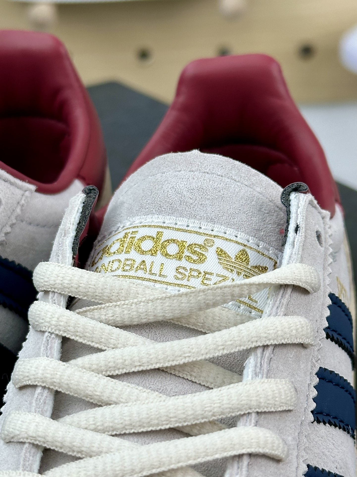 阿迪达斯Adidas Originals Handball SPEZIAL 手球运动员运动板鞋“皮革白灰暗蓝酒红”IF3742