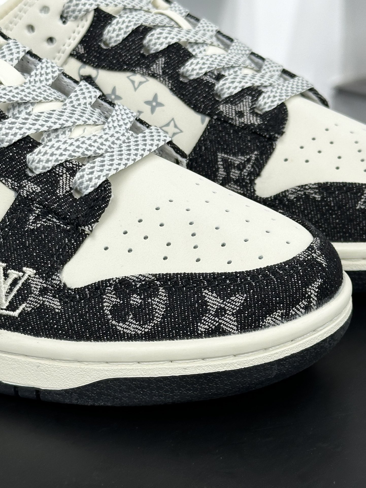 路易威登Louis Vuitton x Nike SB Dunk Low Lot”Black/Beige/LV Monogram”扣篮滑板板鞋“拼接米白牛仔黑灰LV提花绑绳”JH8310-946