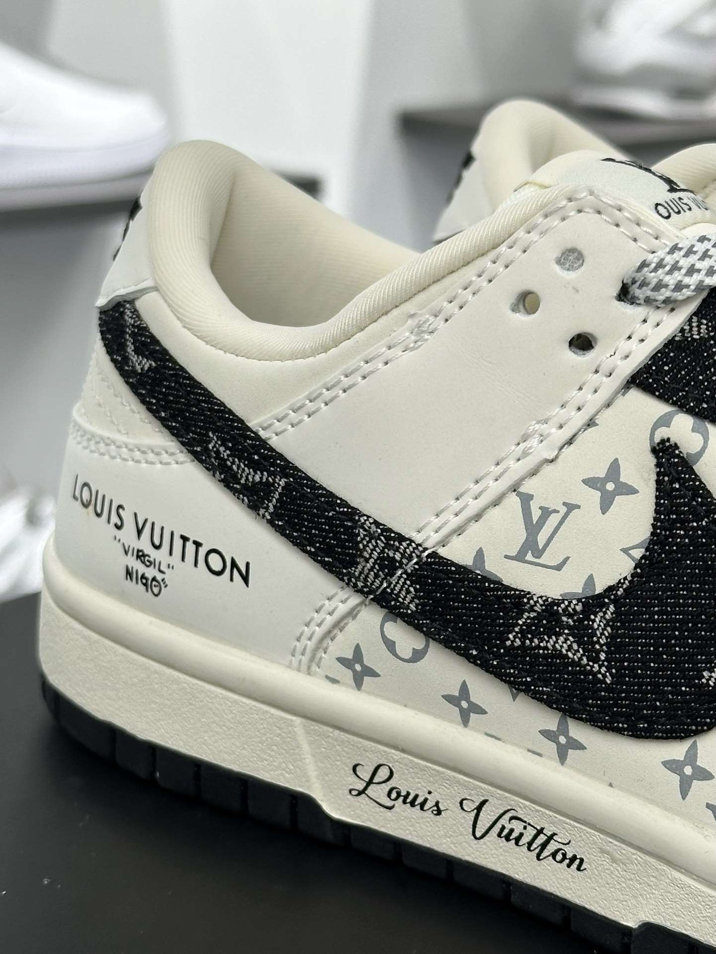 路易威登Louis Vuitton x Nike SB Dunk Low Lot”Black/Beige/LV Monogram”扣篮滑板板鞋“拼接米白牛仔黑灰LV提花绑绳”JH8310-946