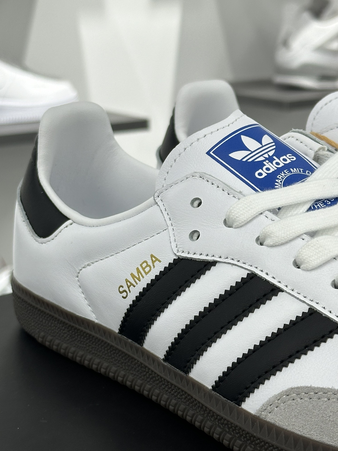 三叶草Adidas Originals Samba OG桑巴舞系列绅士德训足球风百搭低帮休闲运动板鞋“皮革白粉兔涂鸦焦糖底”B75806