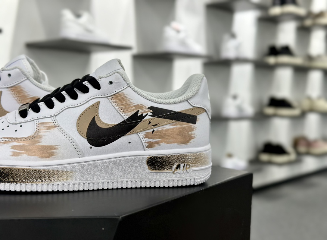 耐克Nike Air Force 1'07 Low”White/Khaki/Black/Graffiti”空军一号低帮经典百搭休闲运动板鞋“皮革白卡其黑断钩涂鸦”CW2288-111