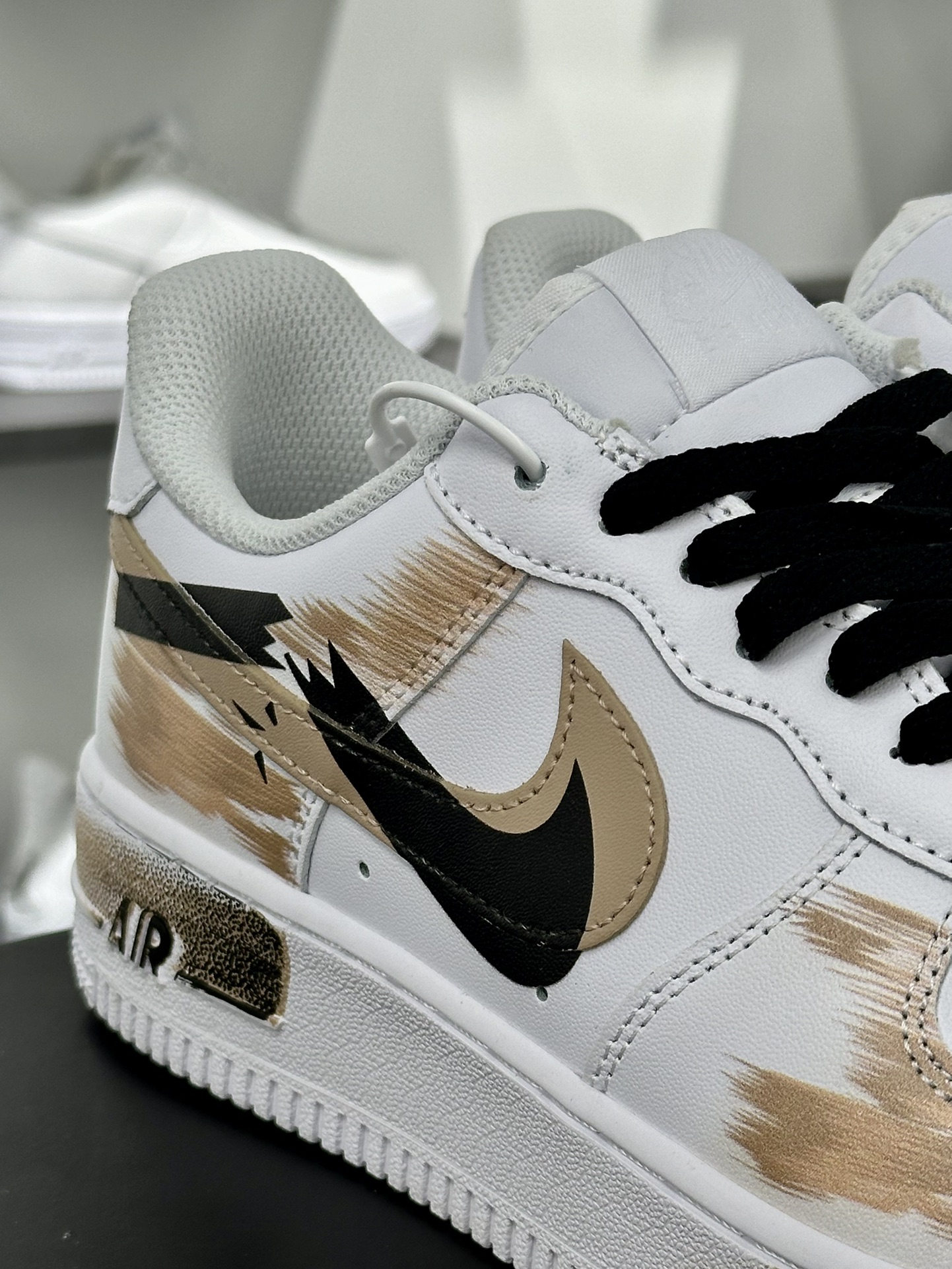 耐克Nike Air Force 1'07 Low”White/Khaki/Black/Graffiti”空军一号低帮经典百搭休闲运动板鞋“皮革白卡其黑断钩涂鸦”CW2288-111