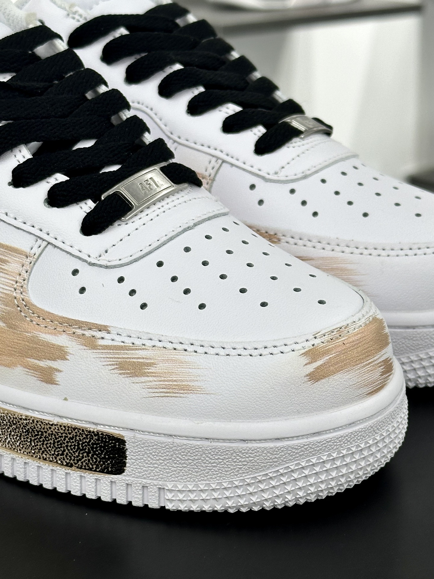 耐克Nike Air Force 1'07 Low”White/Khaki/Black/Graffiti”空军一号低帮经典百搭休闲运动板鞋“皮革白卡其黑断钩涂鸦”CW2288-111