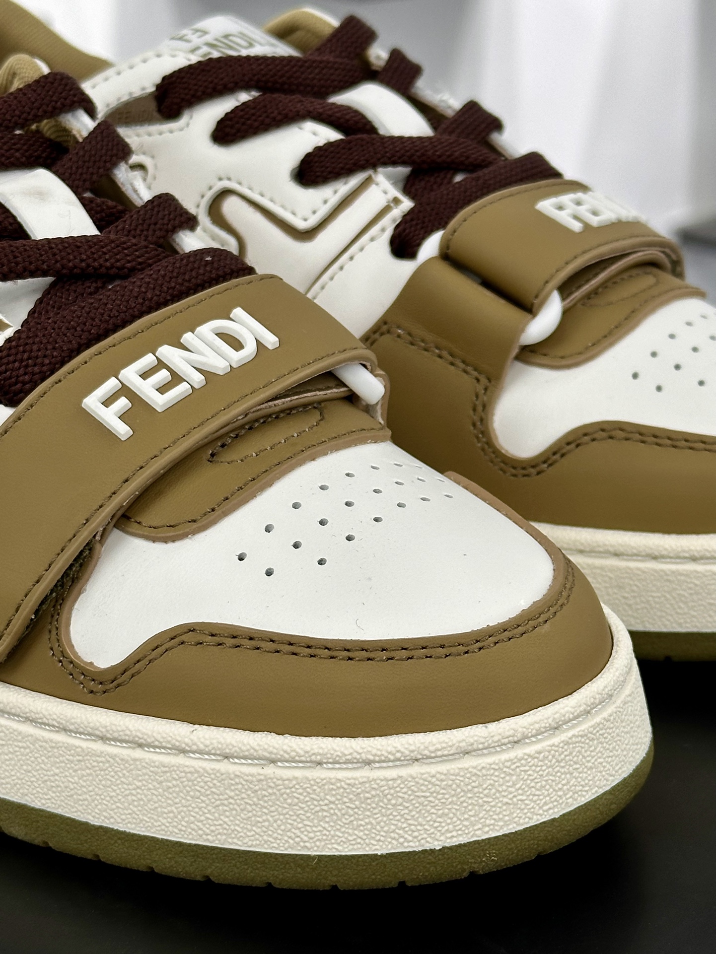 芬迪Fendi Match Sneaker Low Velcro竞赛系列魔术贴低帮复古百搭休闲运动板鞋“魔术贴军绿米白”