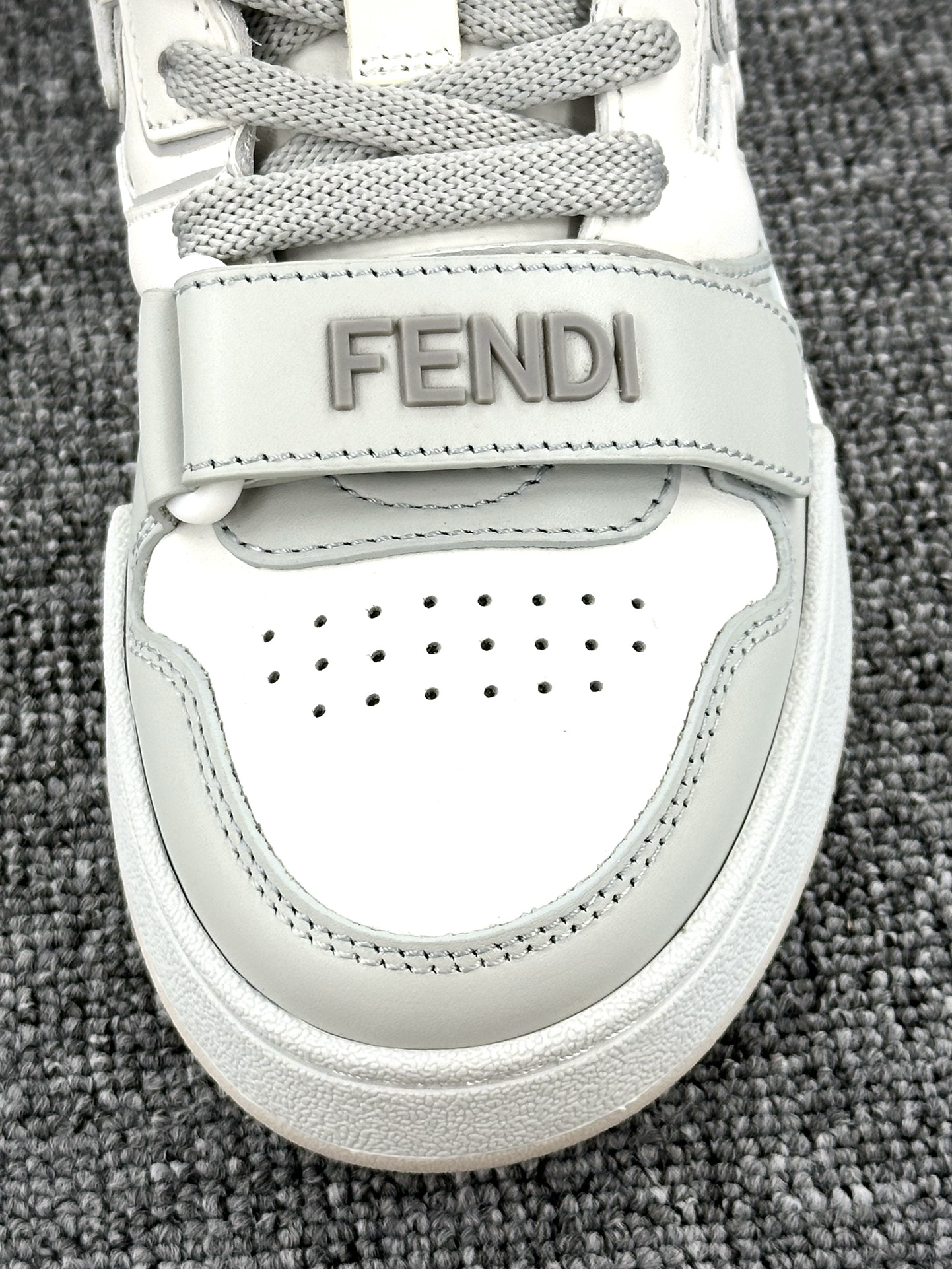 芬迪Fendi Match Sneaker Low Velcro竞赛系列魔术贴低帮板鞋“魔术贴白浅灰”8E8453AOMNF1ME8