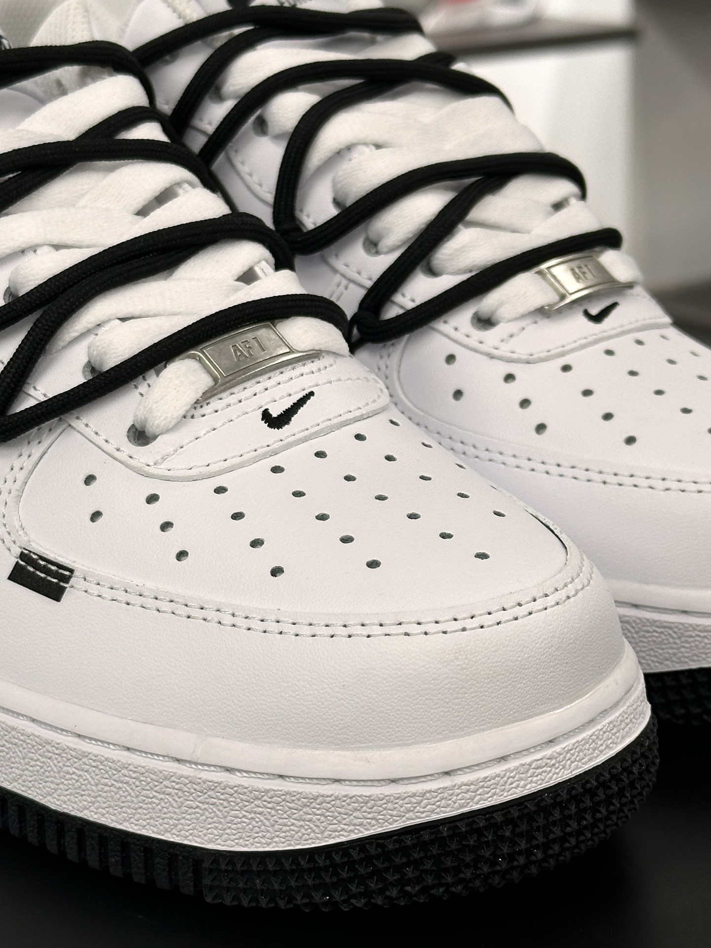 耐克Nike Air Force 1'07 Low”White/Black/Graffiti”空军一号板鞋“皮革白黑断钩涂鸦绑绳”ZH0316-026