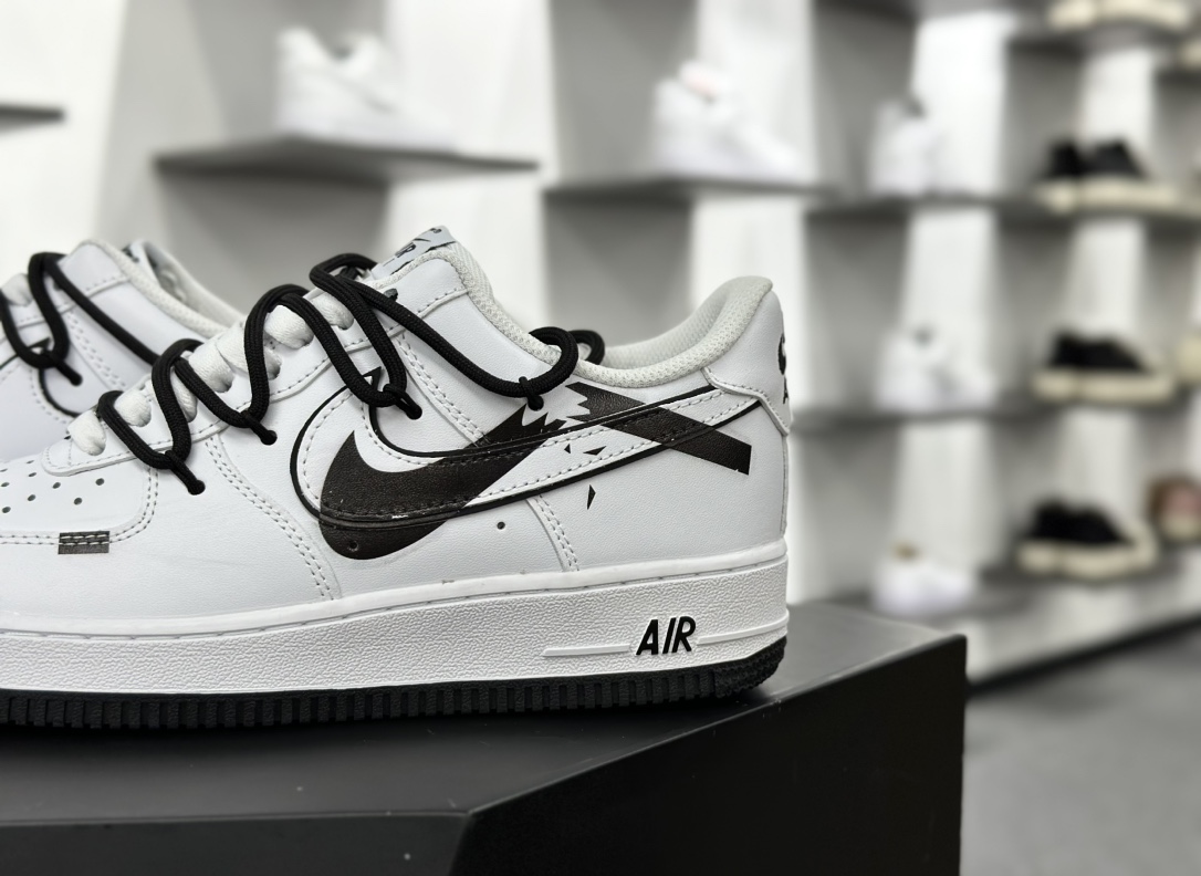 耐克Nike Air Force 1'07 Low”White/Black/Graffiti”空军一号板鞋“皮革白黑断钩涂鸦绑绳”ZH0316-026