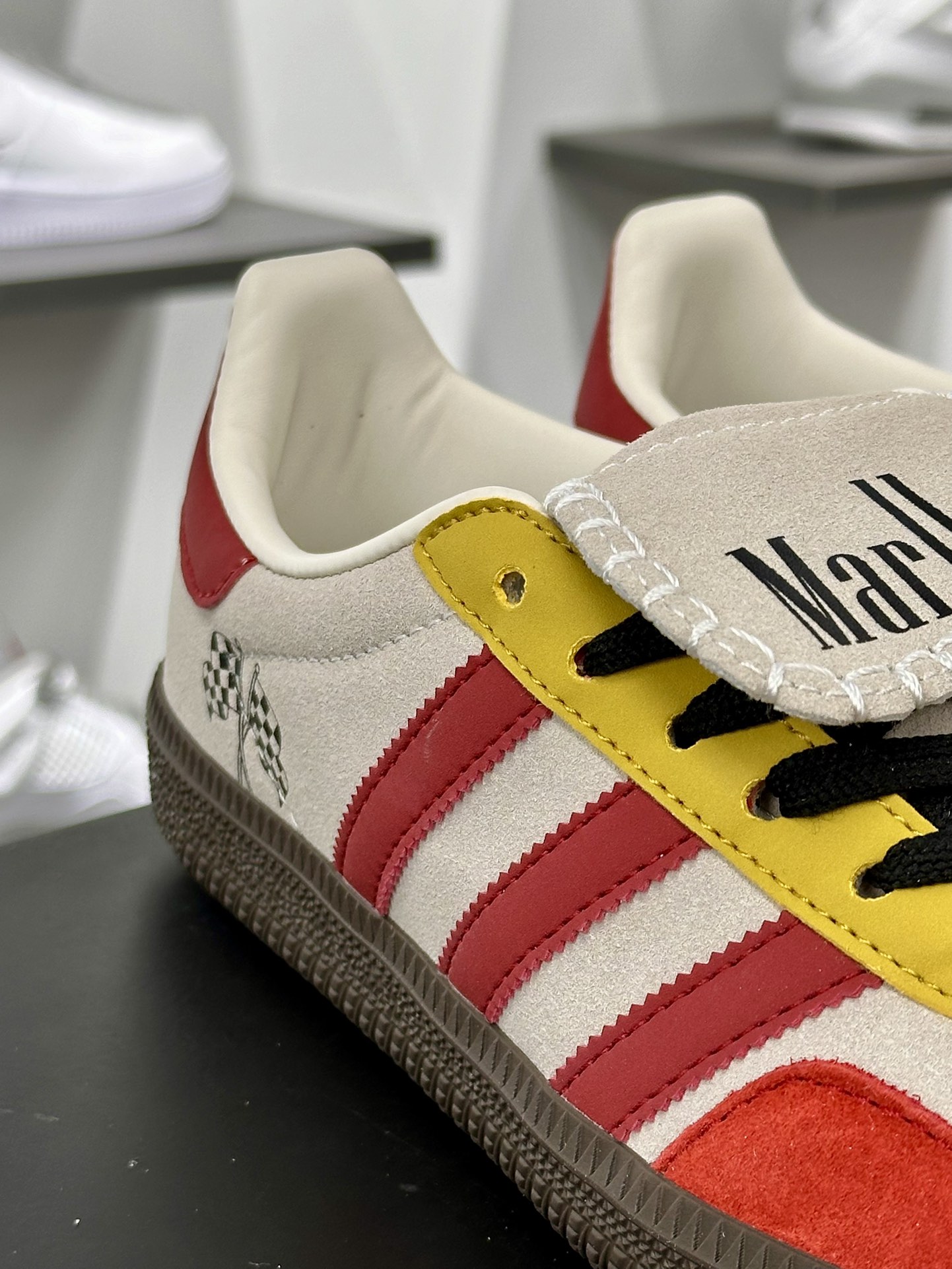 Adidas Originals Samba LT”Marlboro”桑巴舞系列运动板鞋“联名米灰黄红长舌”IE9177