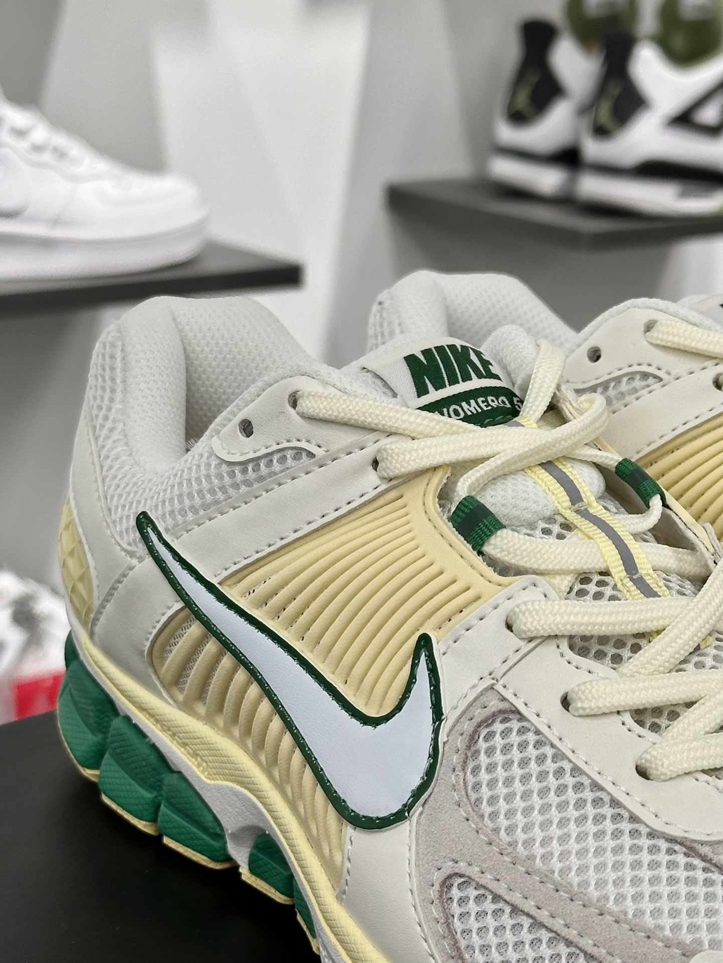 耐克Nike Zoom Vomero 5”Alabaster/Malachite”佛莫罗5代系列慢跑鞋“米白柠檬黄绿”FN8361-100