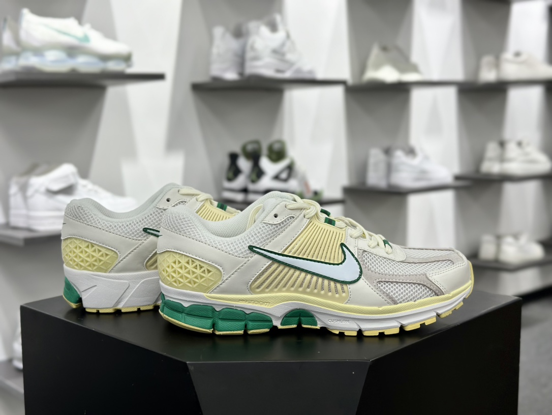 耐克Nike Zoom Vomero 5”Alabaster/Malachite”佛莫罗5代系列慢跑鞋“米白柠檬黄绿”FN8361-100