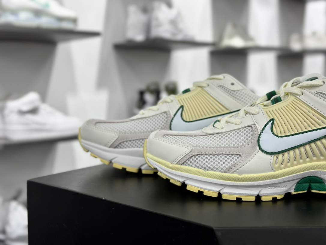 耐克Nike Zoom Vomero 5”Alabaster/Malachite”佛莫罗5代系列慢跑鞋“米白柠檬黄绿”FN8361-100