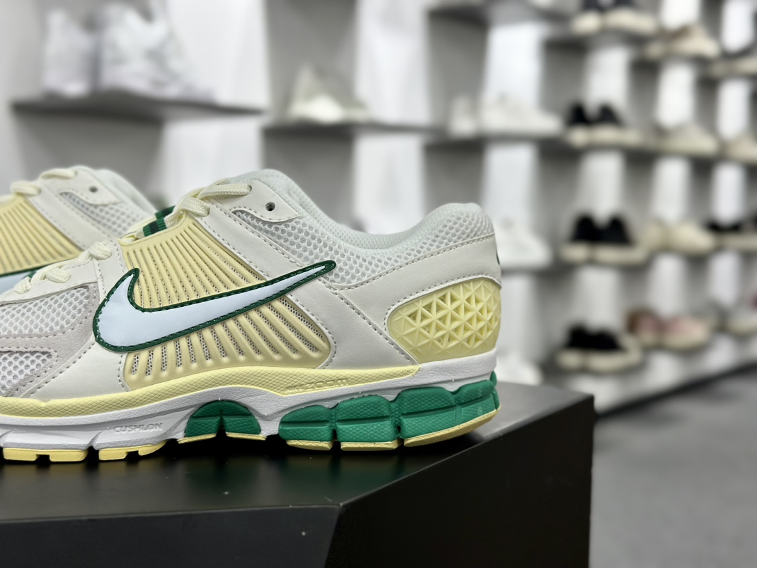 耐克Nike Zoom Vomero 5”Alabaster/Malachite”佛莫罗5代系列慢跑鞋“米白柠檬黄绿”FN8361-100