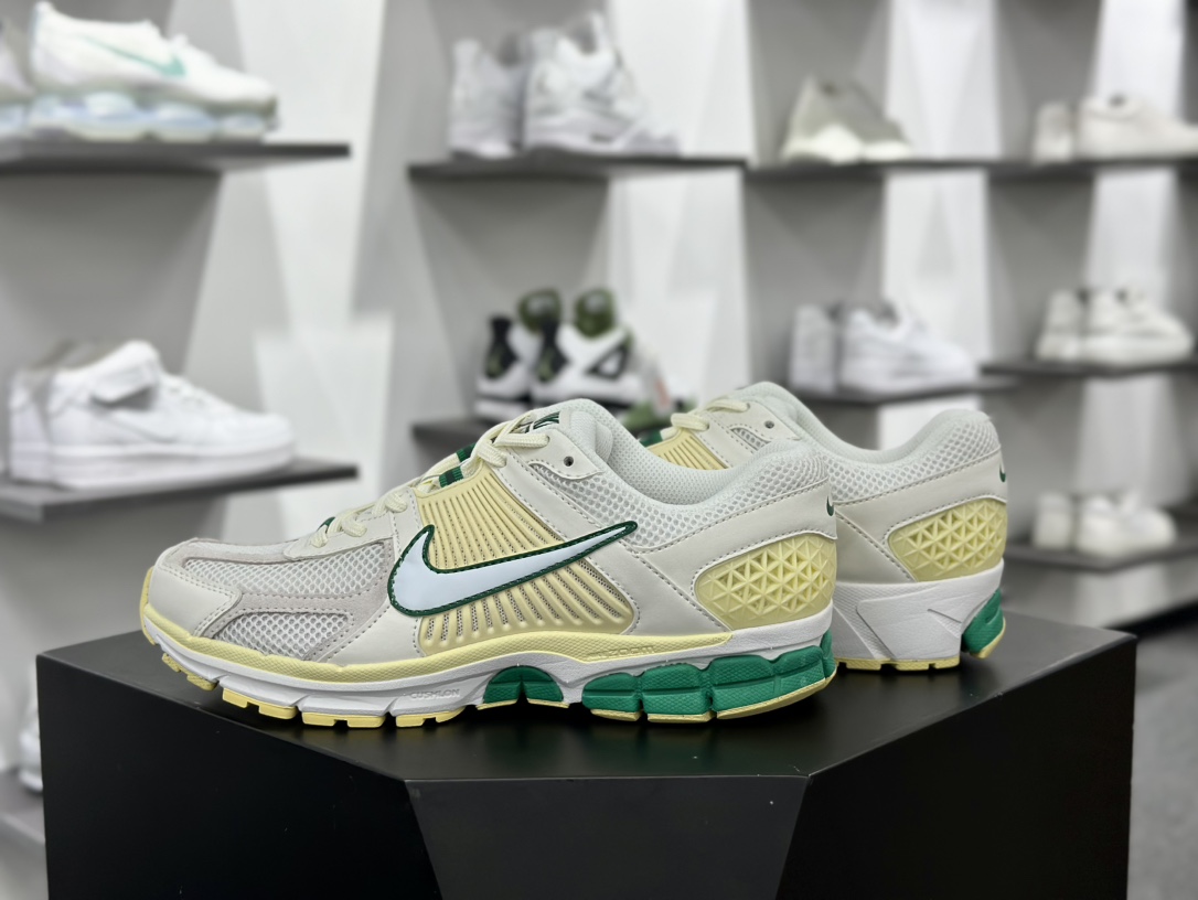 耐克Nike Zoom Vomero 5”Alabaster/Malachite”佛莫罗5代系列慢跑鞋“米白柠檬黄绿”FN8361-100