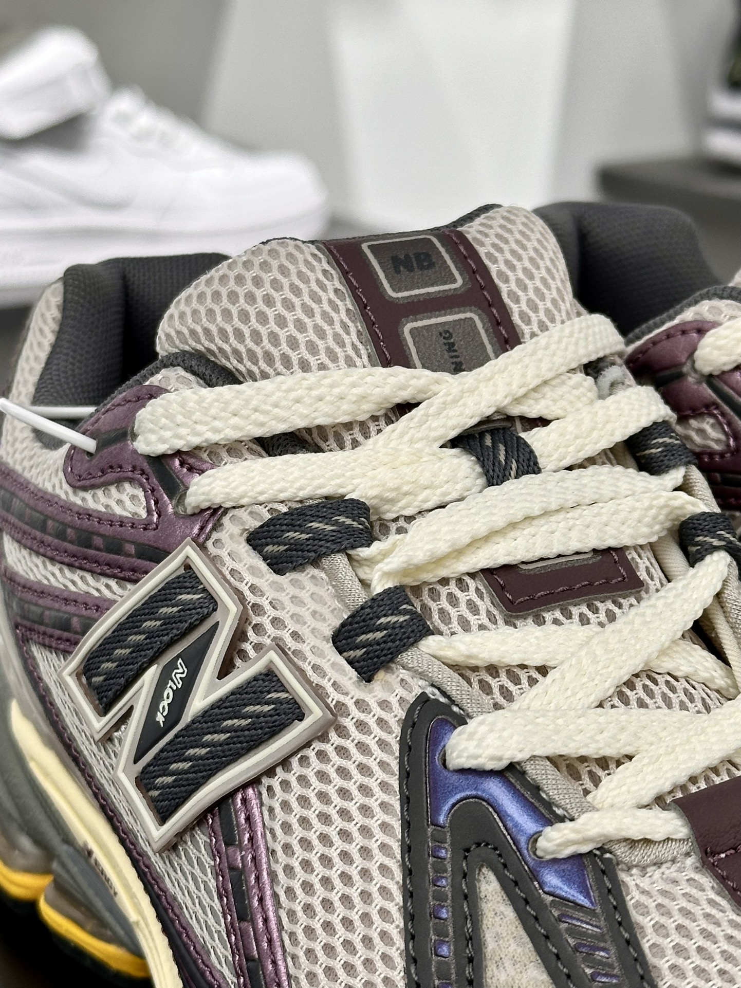 NB新百伦New Balance M1906R”Licorice”系列低帮复古慢跑鞋“金属灰紫红”M1906RRA