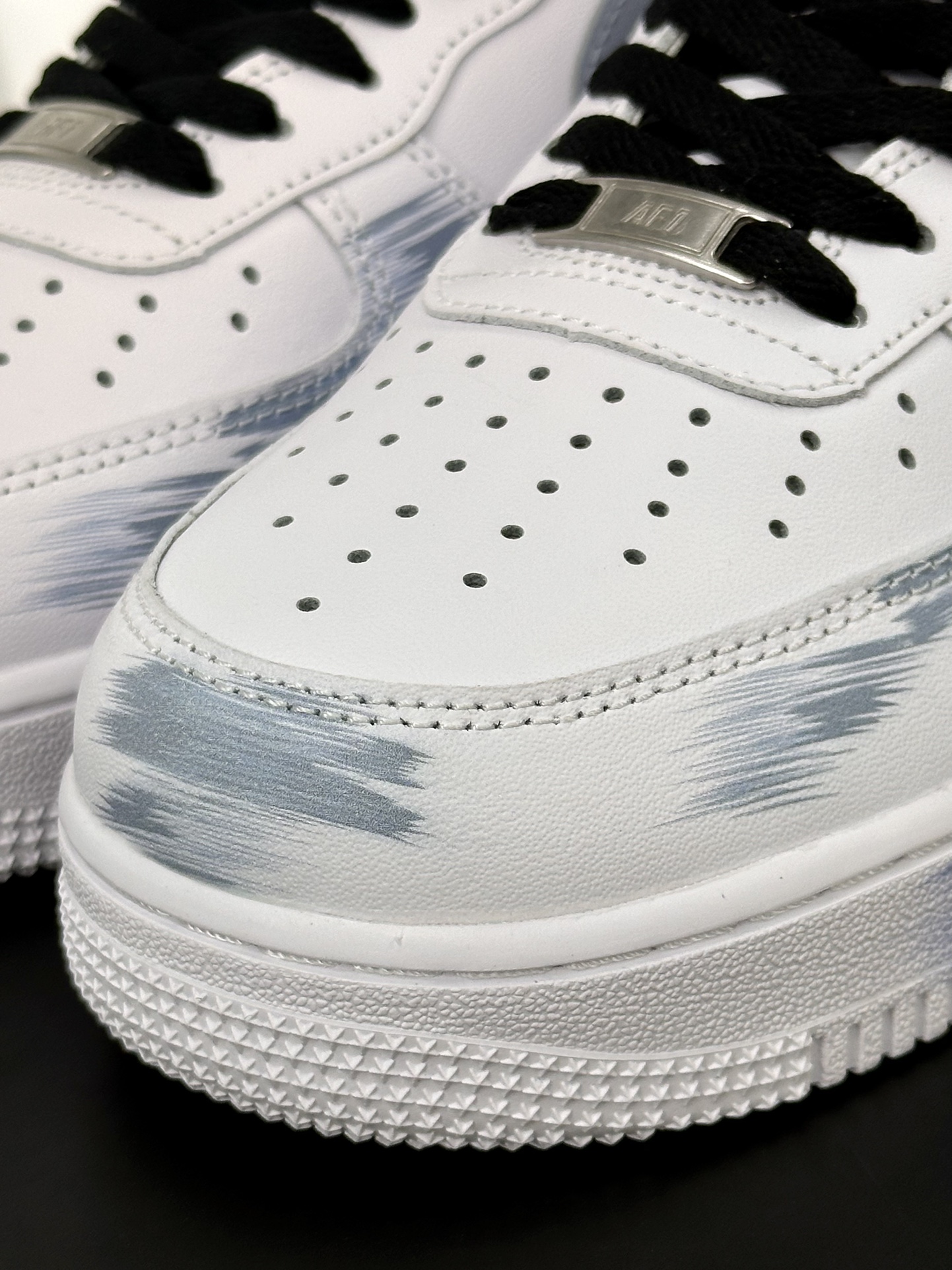 耐克Nike Air Force 1'07 Low”White/Blue/Black/Graffiti”空军一号板鞋“皮革白浅蓝黑断钩涂鸦”CW2288-111