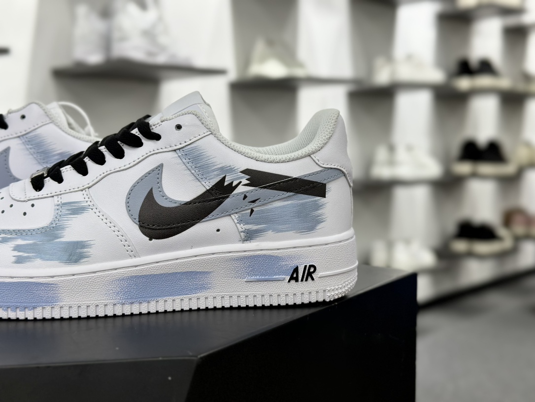 耐克Nike Air Force 1'07 Low”White/Blue/Black/Graffiti”空军一号板鞋“皮革白浅蓝黑断钩涂鸦”CW2288-111