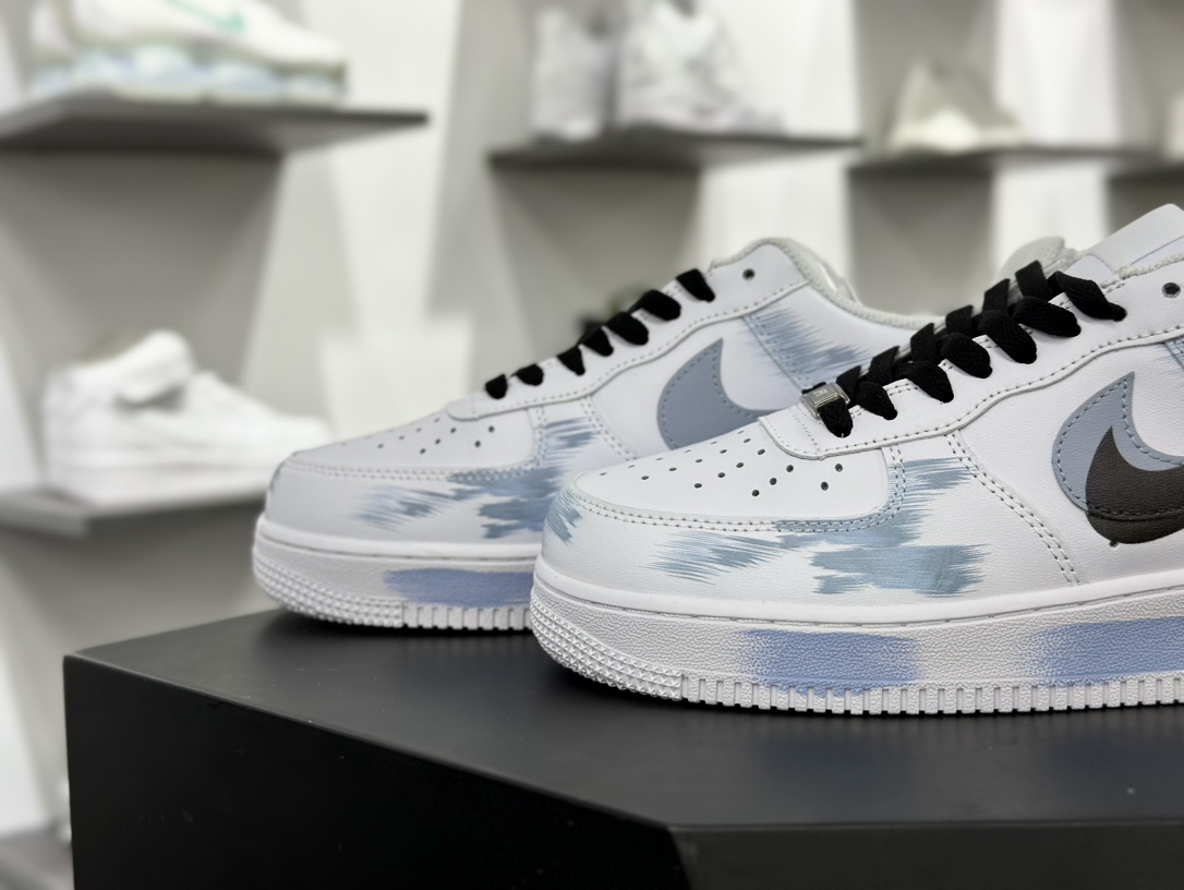 耐克Nike Air Force 1'07 Low”White/Blue/Black/Graffiti”空军一号板鞋“皮革白浅蓝黑断钩涂鸦”CW2288-111