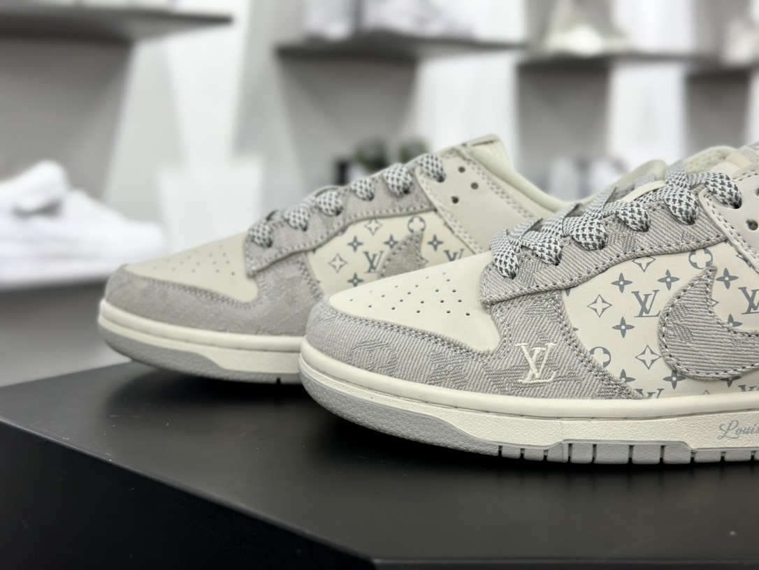 Louis Vuitton x Nike SB Dunk Low Lot”Light Grey/Beige/LV Monogram”扣篮滑板板鞋“拼接米白牛仔浅灰LV提花绑绳”JH8310-947