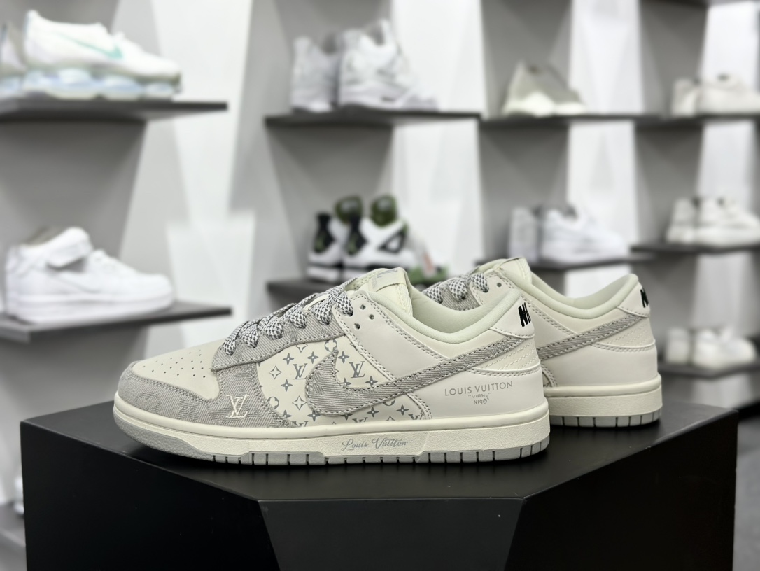 Louis Vuitton x Nike SB Dunk Low Lot”Light Grey/Beige/LV Monogram”扣篮滑板板鞋“拼接米白牛仔浅灰LV提花绑绳”JH8310-947