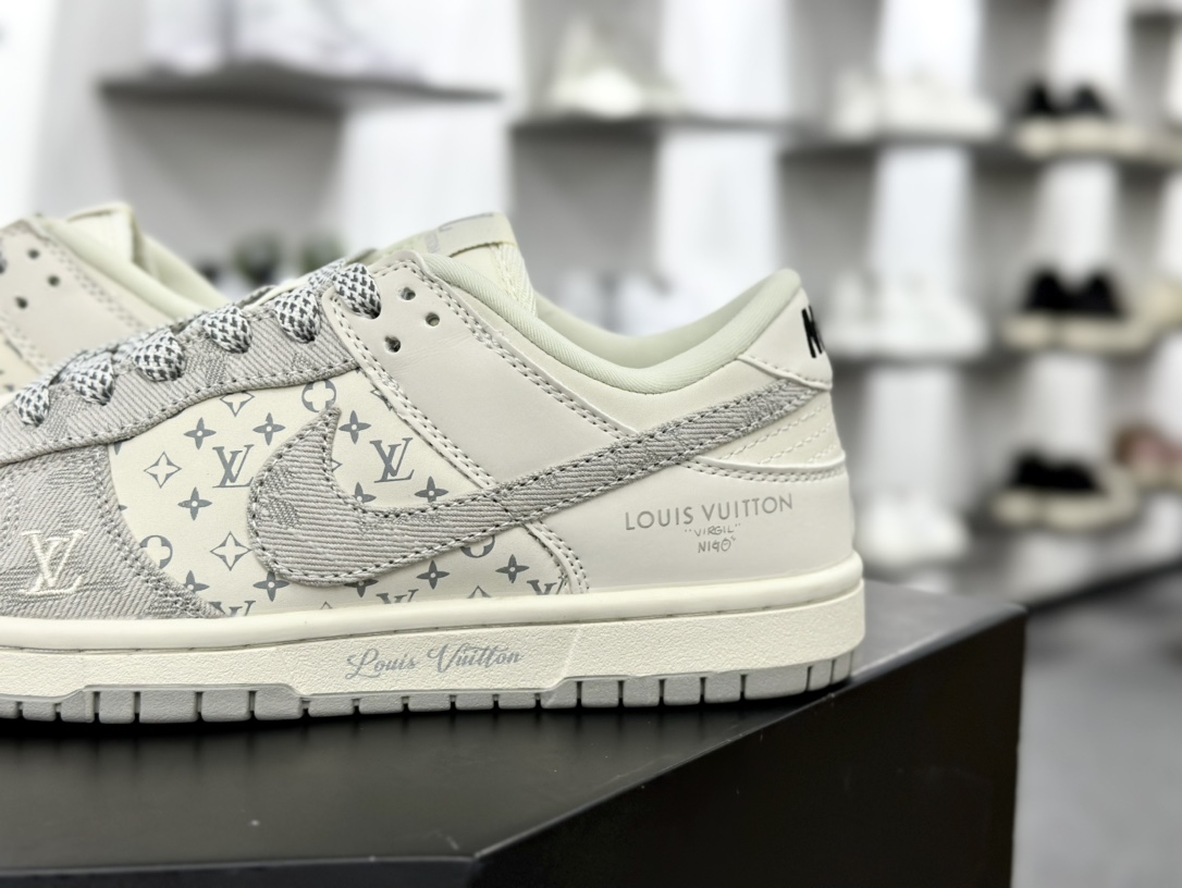 Louis Vuitton x Nike SB Dunk Low Lot”Light Grey/Beige/LV Monogram”扣篮滑板板鞋“拼接米白牛仔浅灰LV提花绑绳”JH8310-947