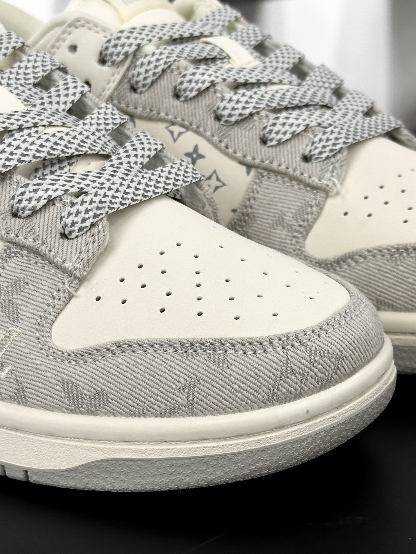 Louis Vuitton x Nike SB Dunk Low Lot”Light Grey/Beige/LV Monogram”扣篮滑板板鞋“拼接米白牛仔浅灰LV提花绑绳”JH8310-947