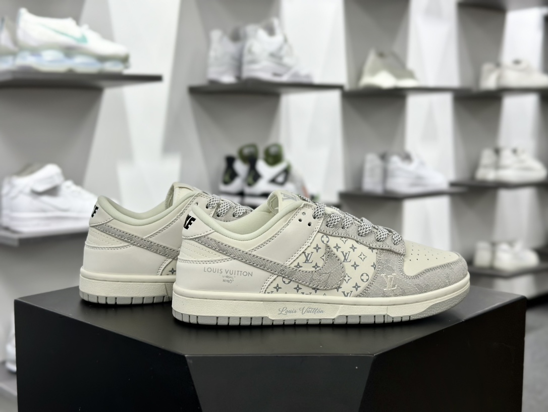 Louis Vuitton x Nike SB Dunk Low Lot”Light Grey/Beige/LV Monogram”扣篮滑板板鞋“拼接米白牛仔浅灰LV提花绑绳”JH8310-947