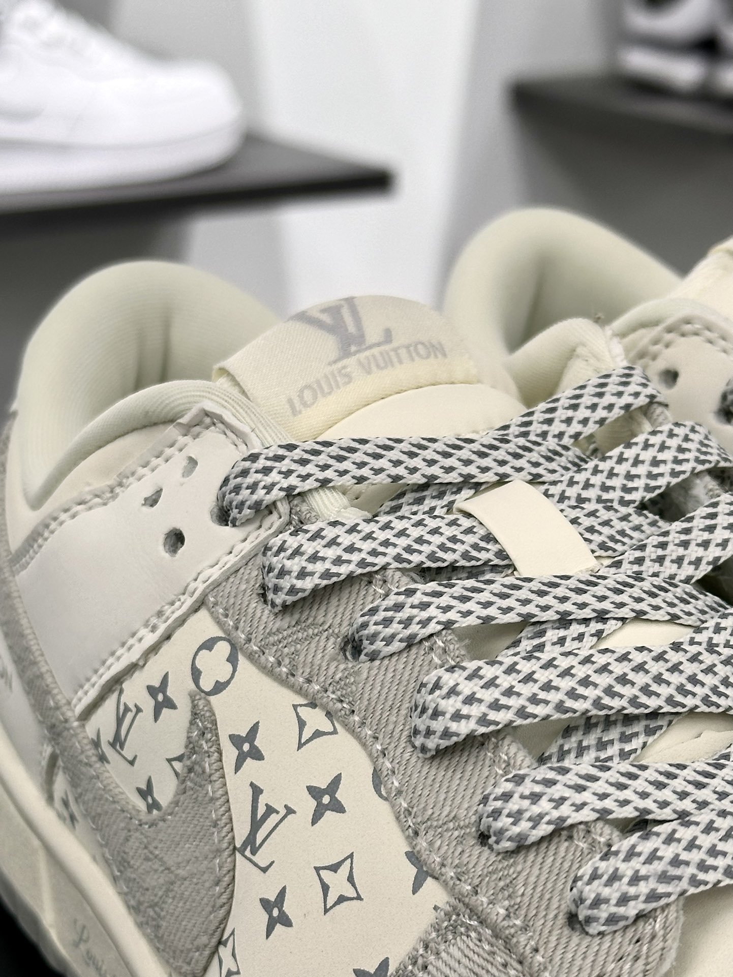 Louis Vuitton x Nike SB Dunk Low Lot”Light Grey/Beige/LV Monogram”扣篮滑板板鞋“拼接米白牛仔浅灰LV提花绑绳”JH8310-947