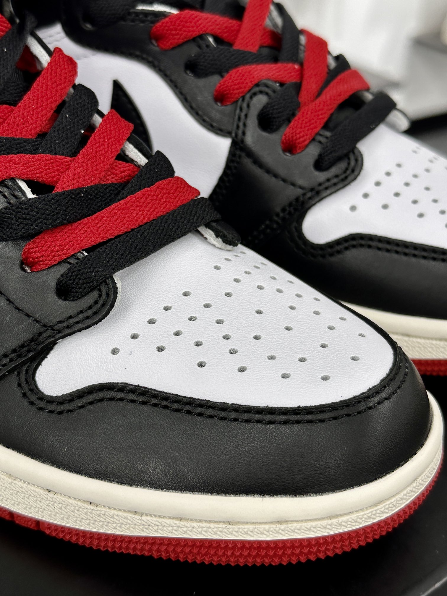 耐克Nike Air Jordan 1 Retro High OG”Black Toe”AJ1代经典复篮球鞋“黑白脚趾芝加哥广告款”DZ5485-106