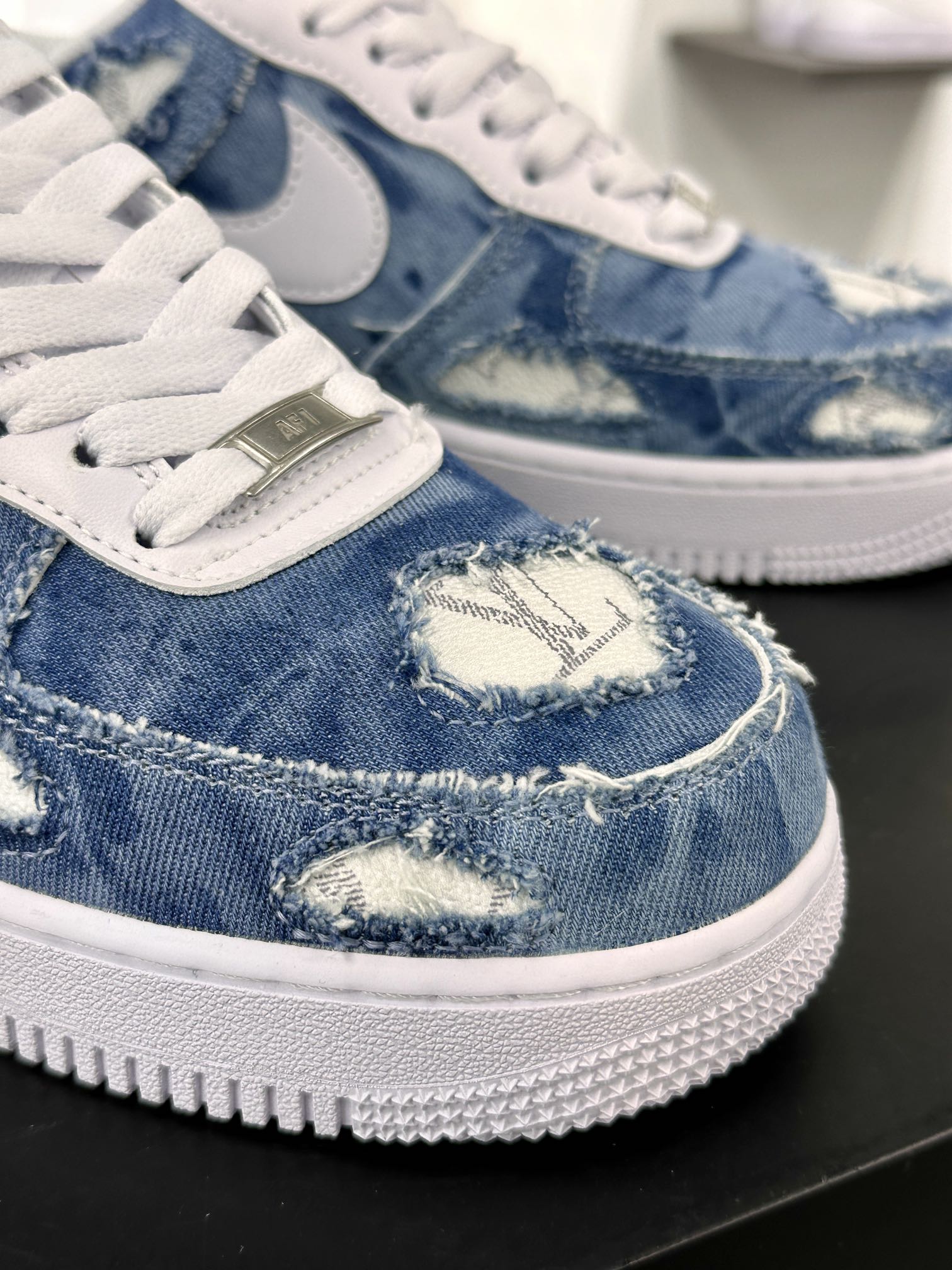 Louis Vuitton x Nike Air Force 1 07 LV8 Low”LV Monogram”空军一号板鞋“磨破牛仔水洗蓝白”CW2288-111