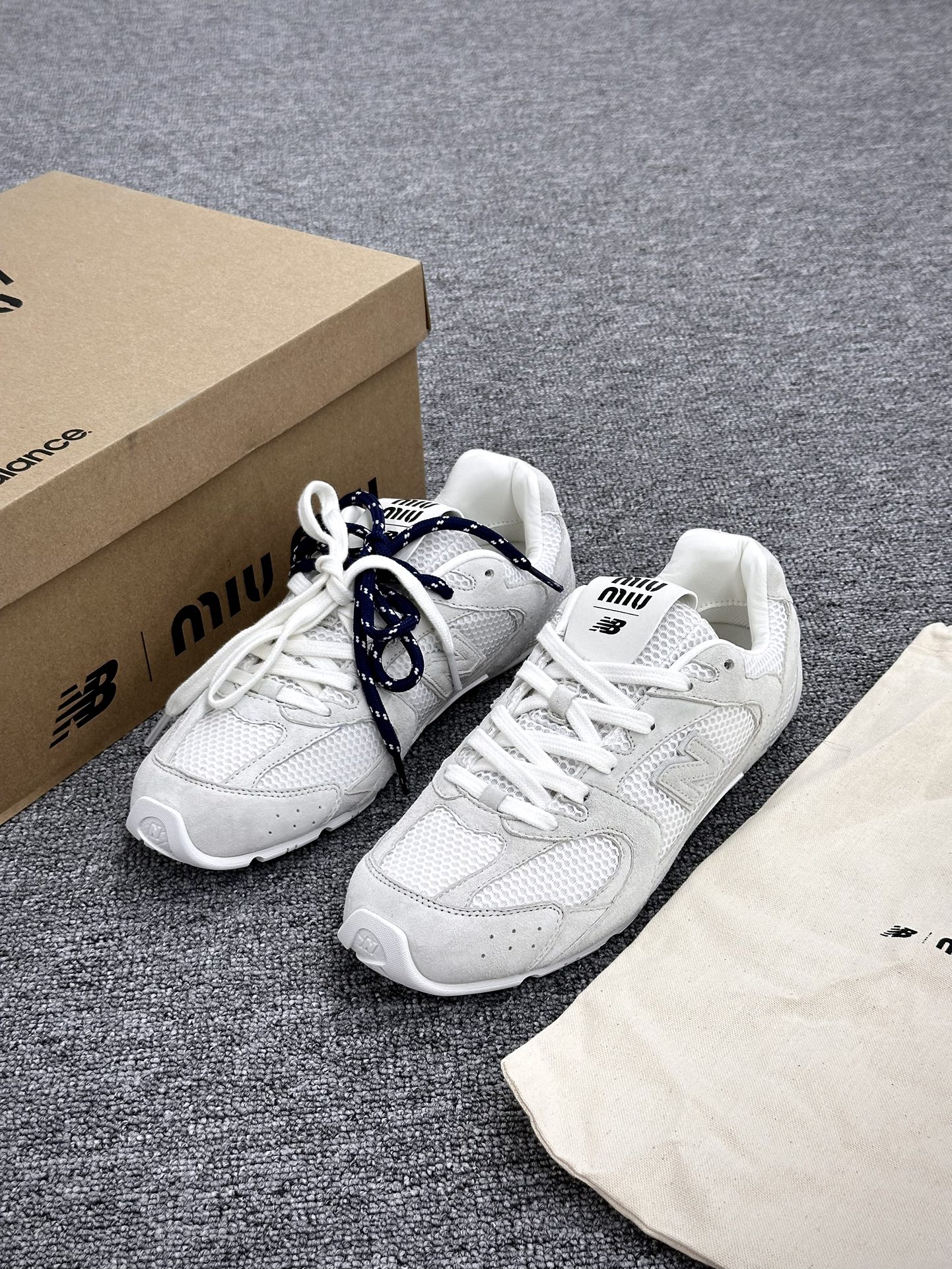 缪缪Miu Miu x NB新百伦New Balance 530 SL系列低帮经典慢跑鞋“联名浅灰海军蓝鞋带”5E165E_3D8C_F0009_F_BD05