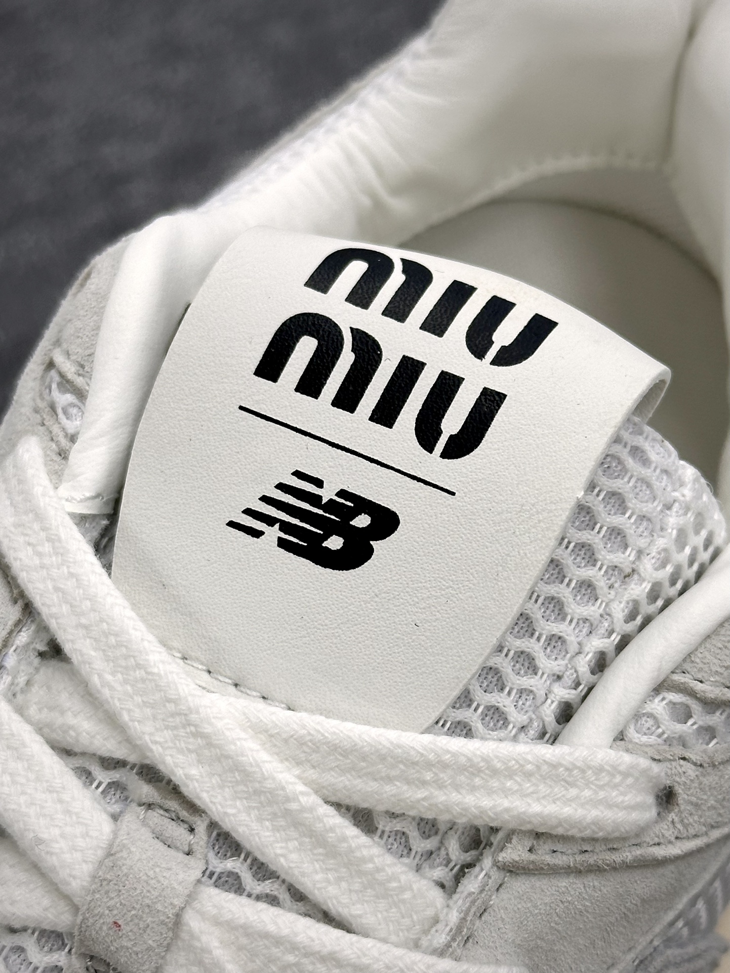 缪缪Miu Miu x NB新百伦New Balance 530 SL系列低帮经典慢跑鞋“联名浅灰海军蓝鞋带”5E165E_3D8C_F0009_F_BD05