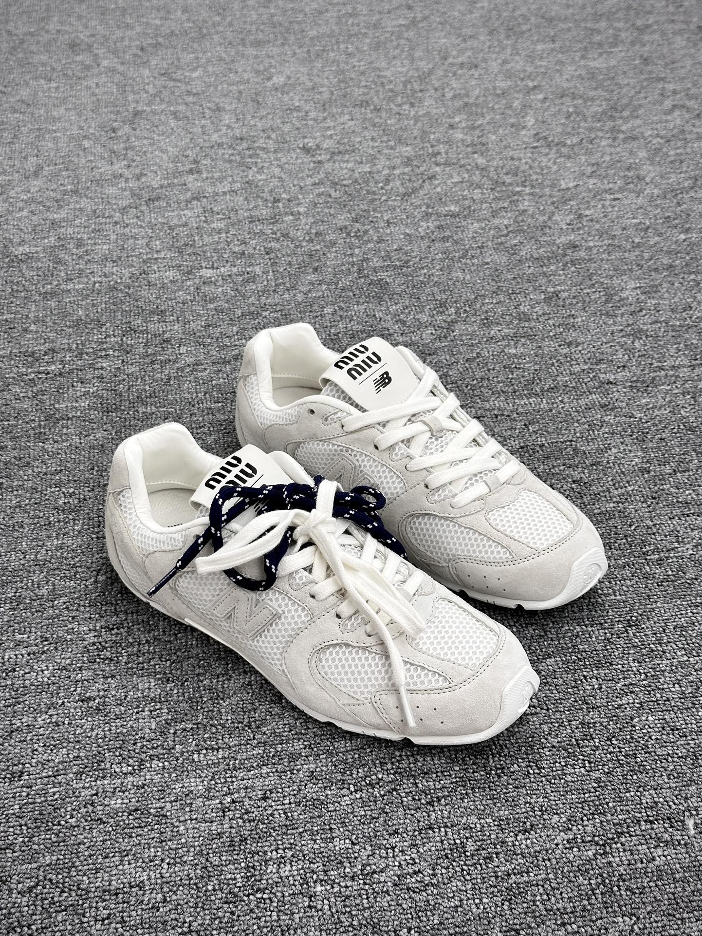 缪缪Miu Miu x NB新百伦New Balance 530 SL系列低帮经典慢跑鞋“联名浅灰海军蓝鞋带”5E165E_3D8C_F0009_F_BD05