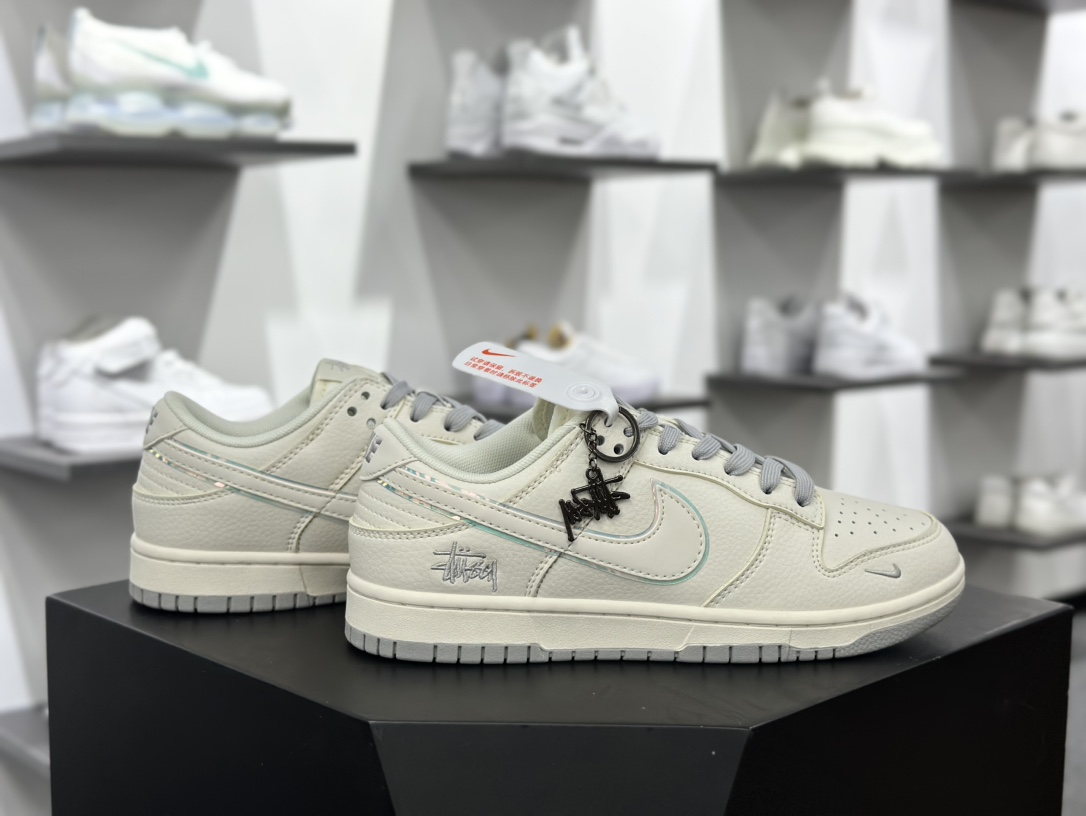 Stussy x Nike By You SB Dunk Low Retro SP扣篮系列低帮板鞋“米白浅灰图西刺绣炫彩叠钩”XY1688-002