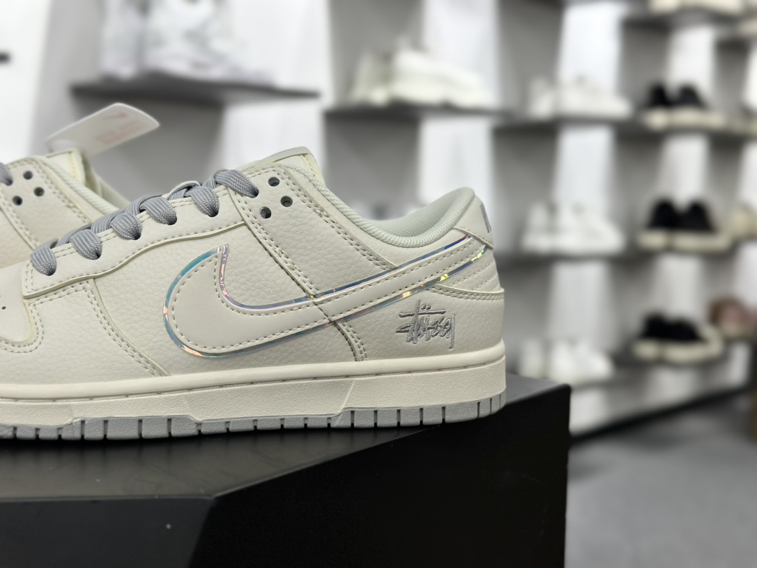 Stussy x Nike By You SB Dunk Low Retro SP扣篮系列低帮板鞋“米白浅灰图西刺绣炫彩叠钩”XY1688-002