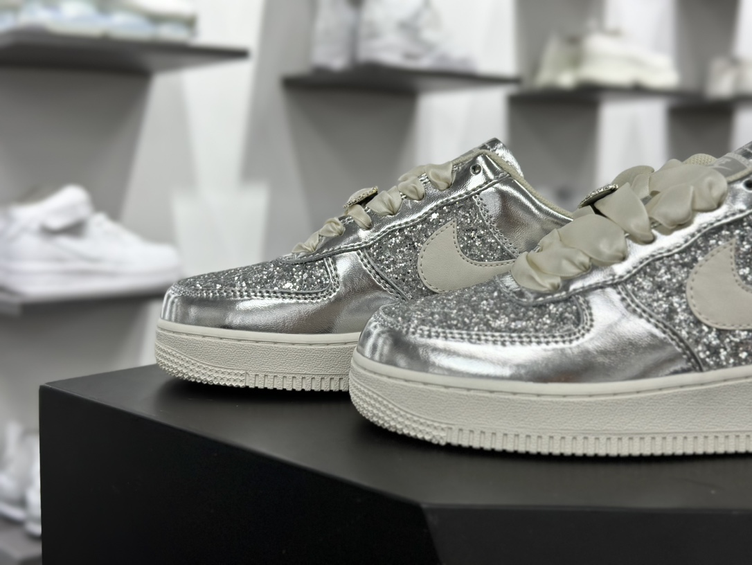 缪缪Miu Miu x Nike Air Force 1’07 LV8 Low”Miu Miu”空军一号板鞋“联名镜面闪粉”AF2406-010