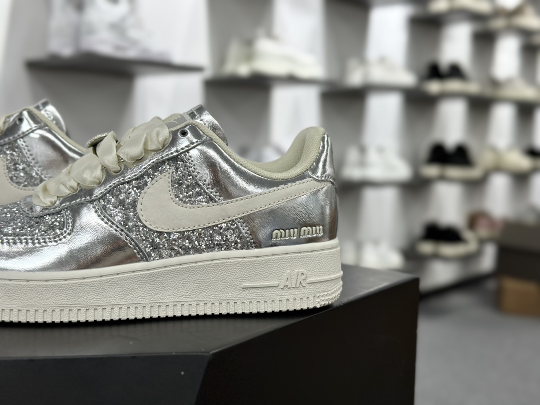 缪缪Miu Miu x Nike Air Force 1’07 LV8 Low”Miu Miu”空军一号板鞋“联名镜面闪粉”AF2406-010