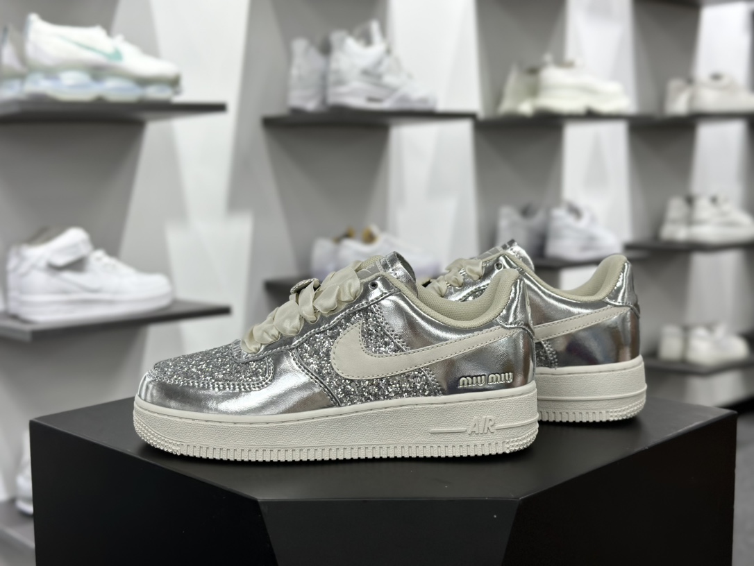 缪缪Miu Miu x Nike Air Force 1’07 LV8 Low”Miu Miu”空军一号板鞋“联名镜面闪粉”AF2406-010